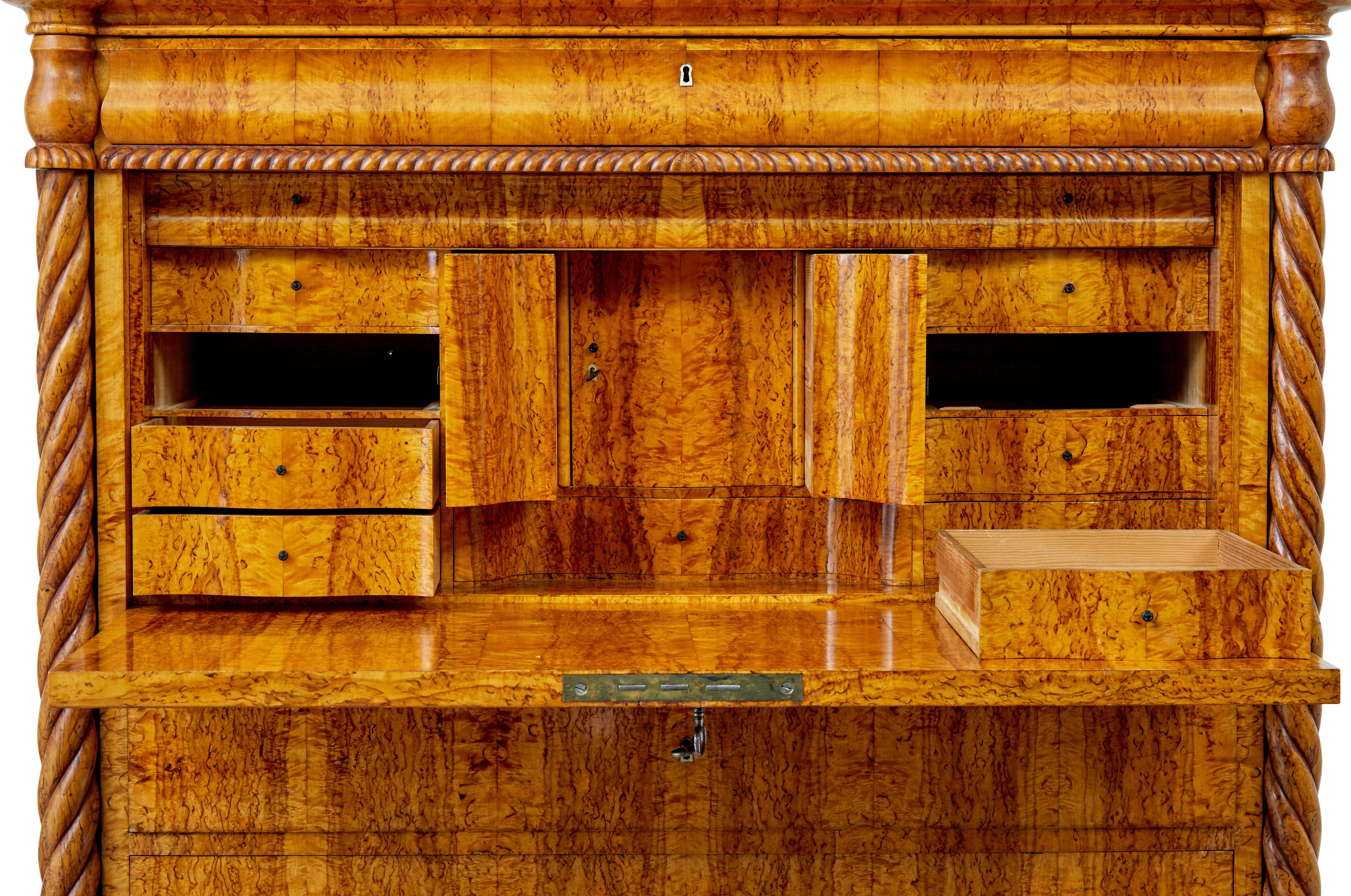 Scrittoio svedese in radica di betulla della metà del XIX secolo in vendita 5