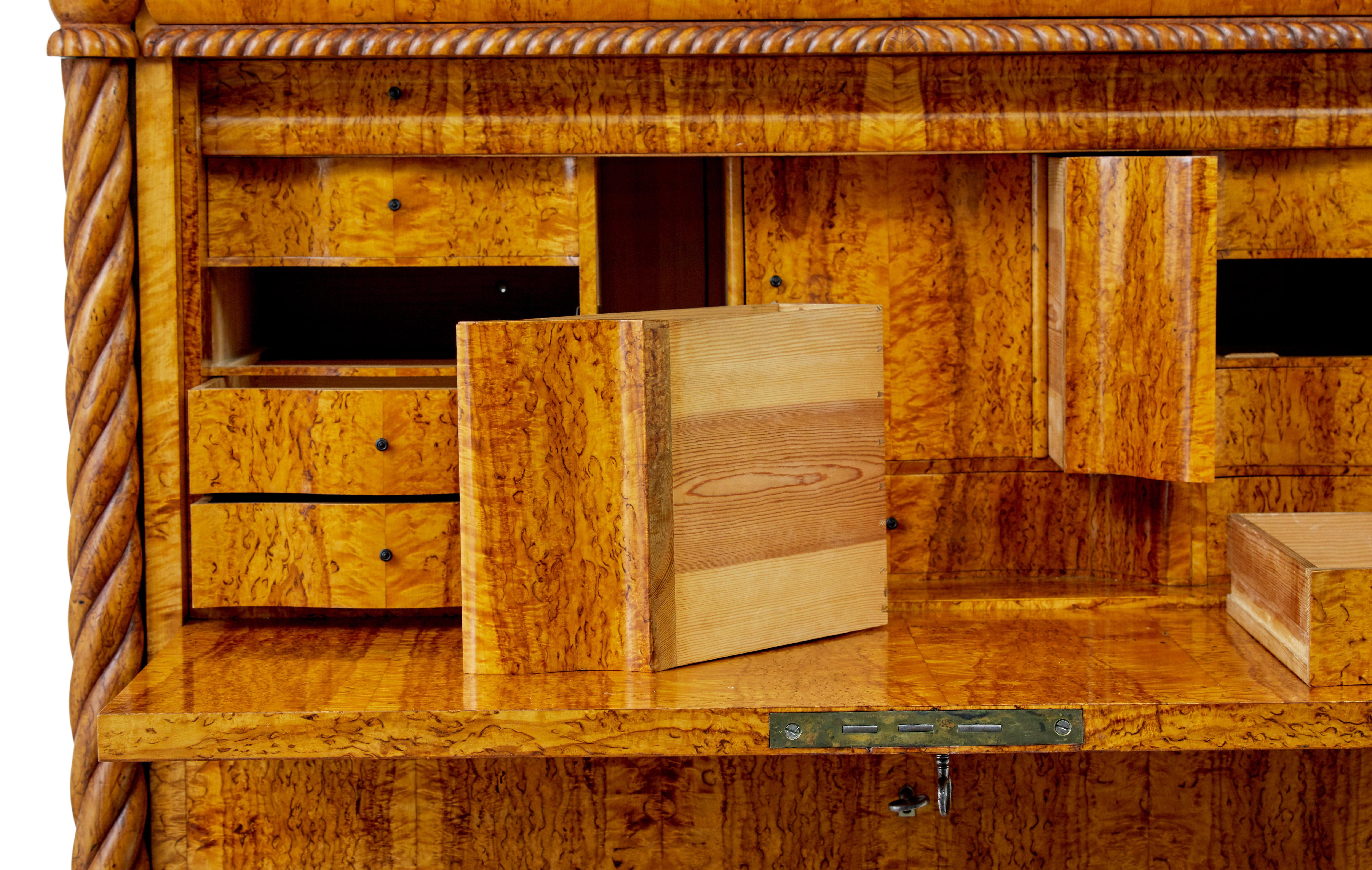 Scrittoio svedese in radica di betulla della metà del XIX secolo in vendita 6