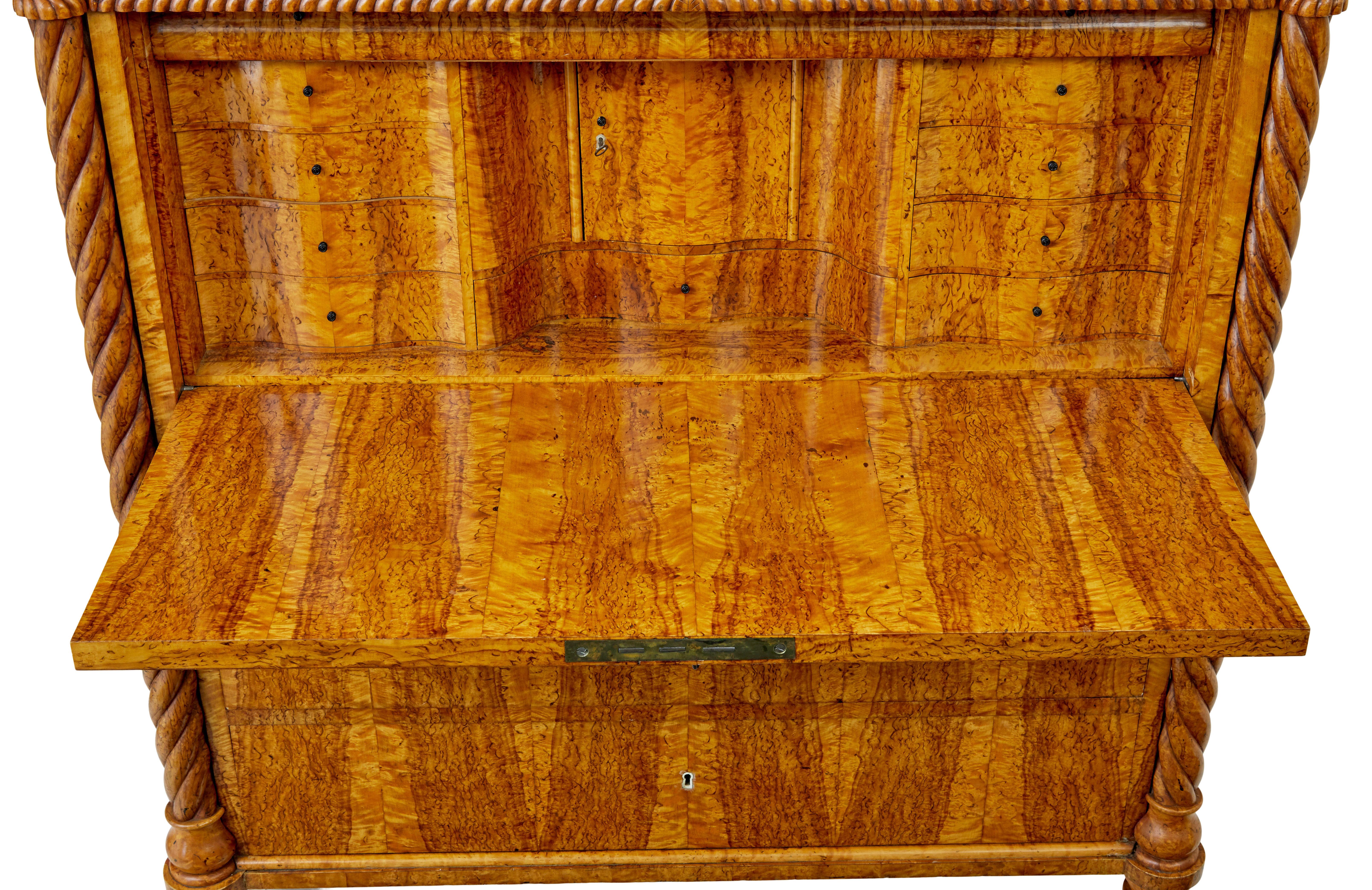 Scrittoio svedese in radica di betulla della metà del XIX secolo in vendita 7