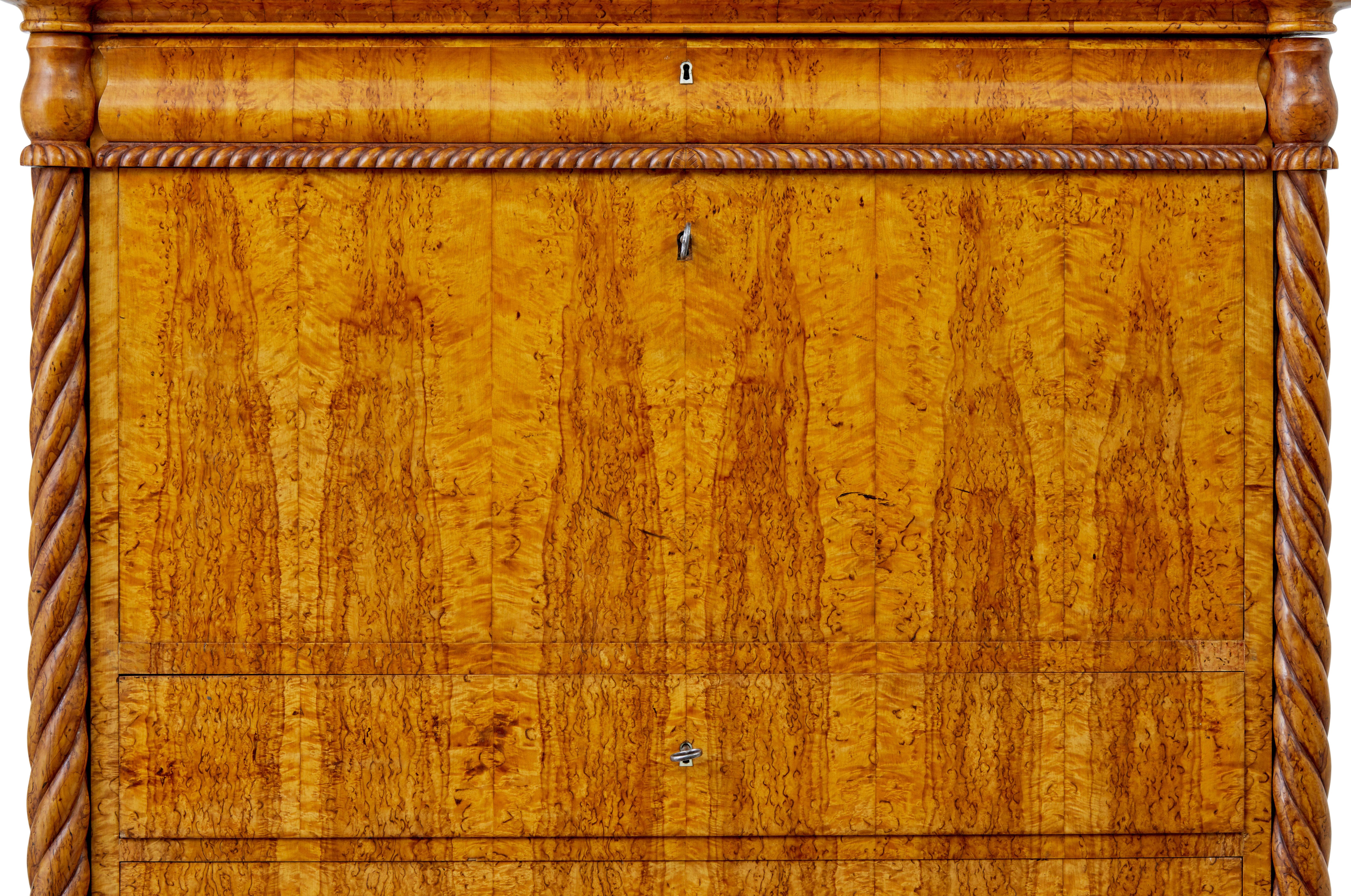 Scrittoio svedese in radica di betulla della metà del XIX secolo in vendita 2