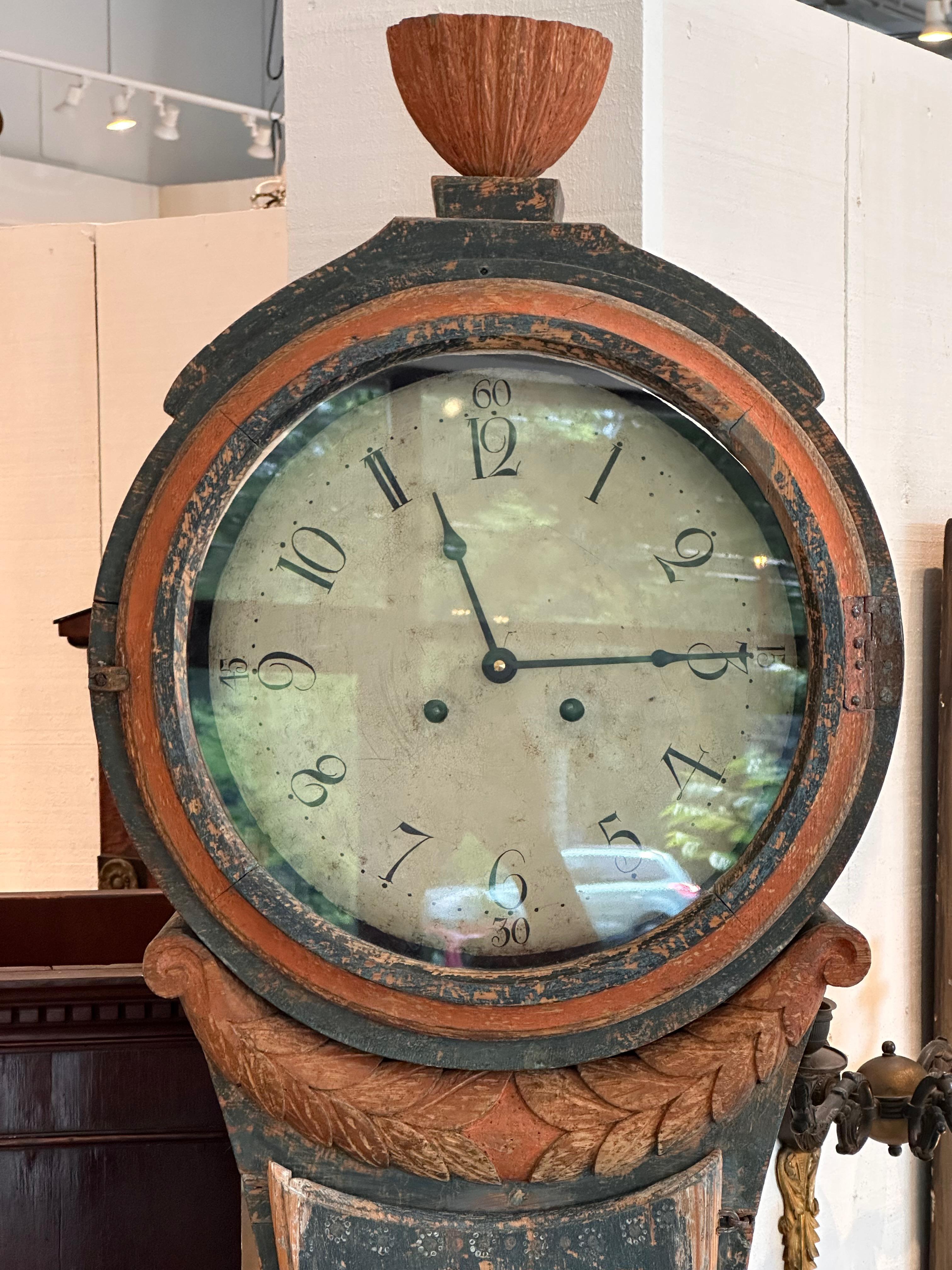 Horloge suédoise du milieu du 19ème siècle avec peinture bleue Bon état - En vente à Charlottesville, VA