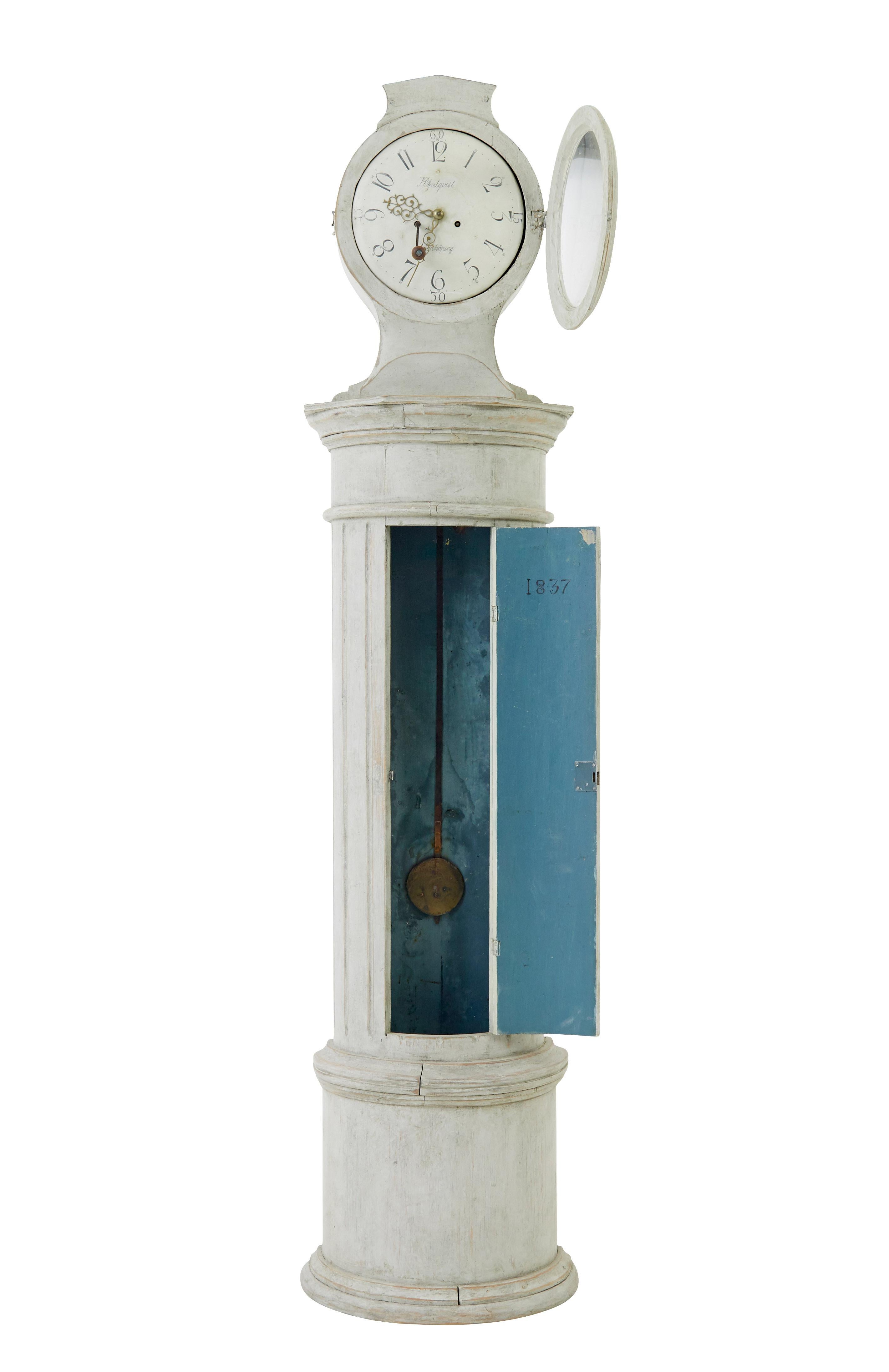 Horloge suédoise du milieu du 19e siècle à colonne décorative et à boîtier long, vers 1850.

Belle horloge à long boîtier de Suède. Formé d'une colonne cannelée décorative qui forme une demi-lune. Cadran d'horloge avec chiffres arabes et signé par