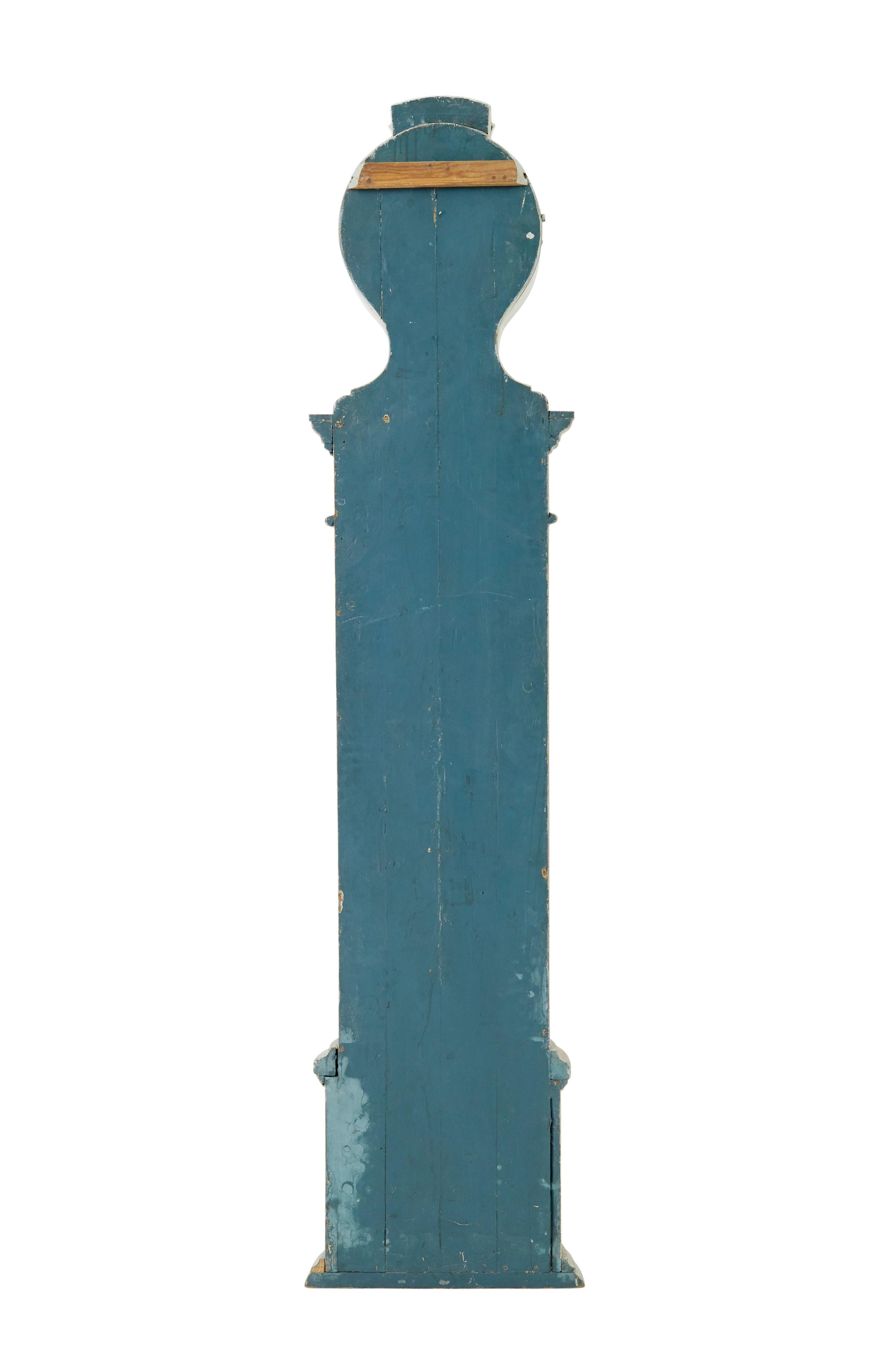 Mitte des 19. Jahrhunderts Schwedische dekorative Säulenuhr mit langem Gehäuse (Handgeschnitzt) im Angebot