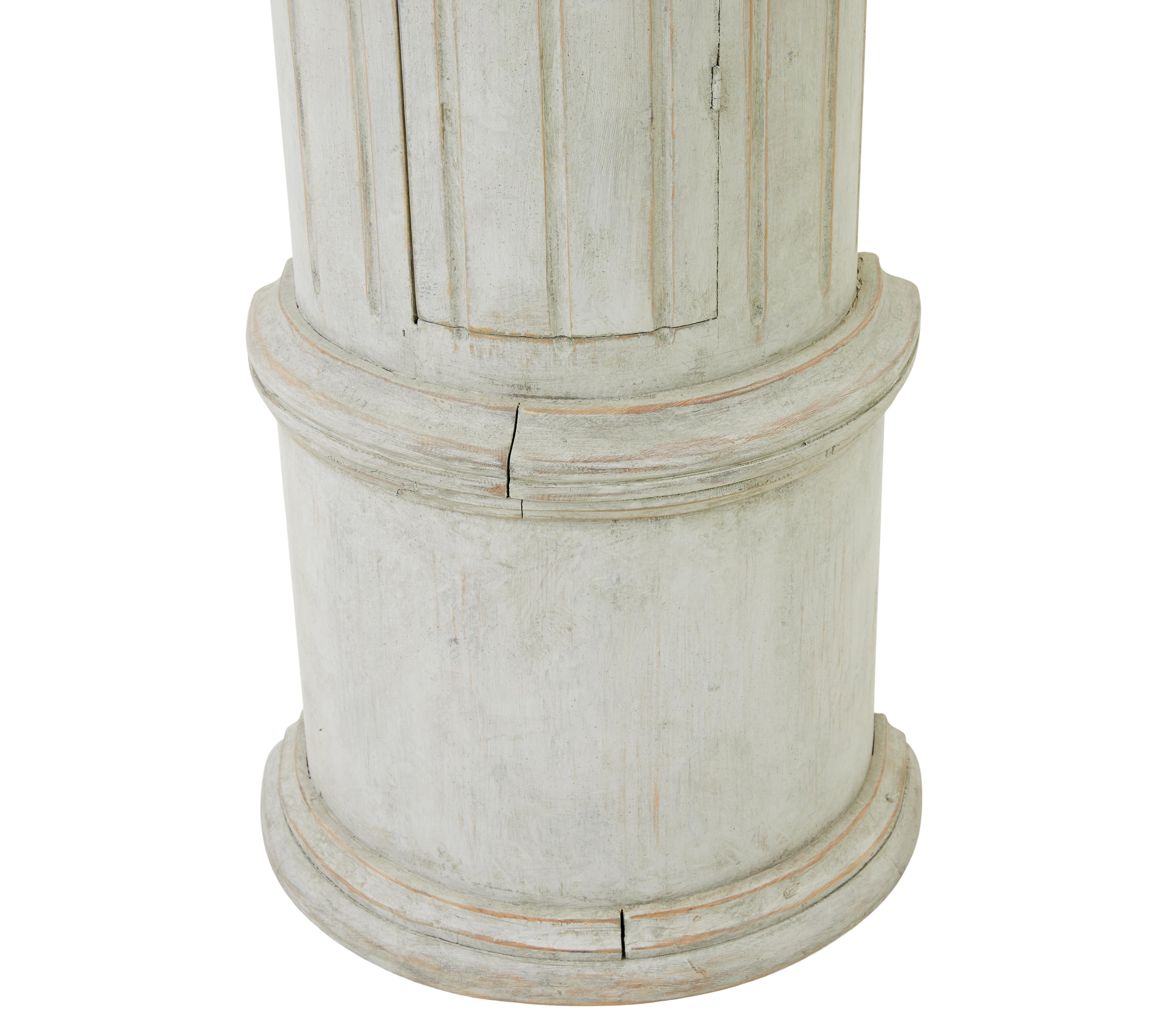 Mitte des 19. Jahrhunderts Schwedische dekorative Säulenuhr mit langem Gehäuse (Kiefernholz) im Angebot