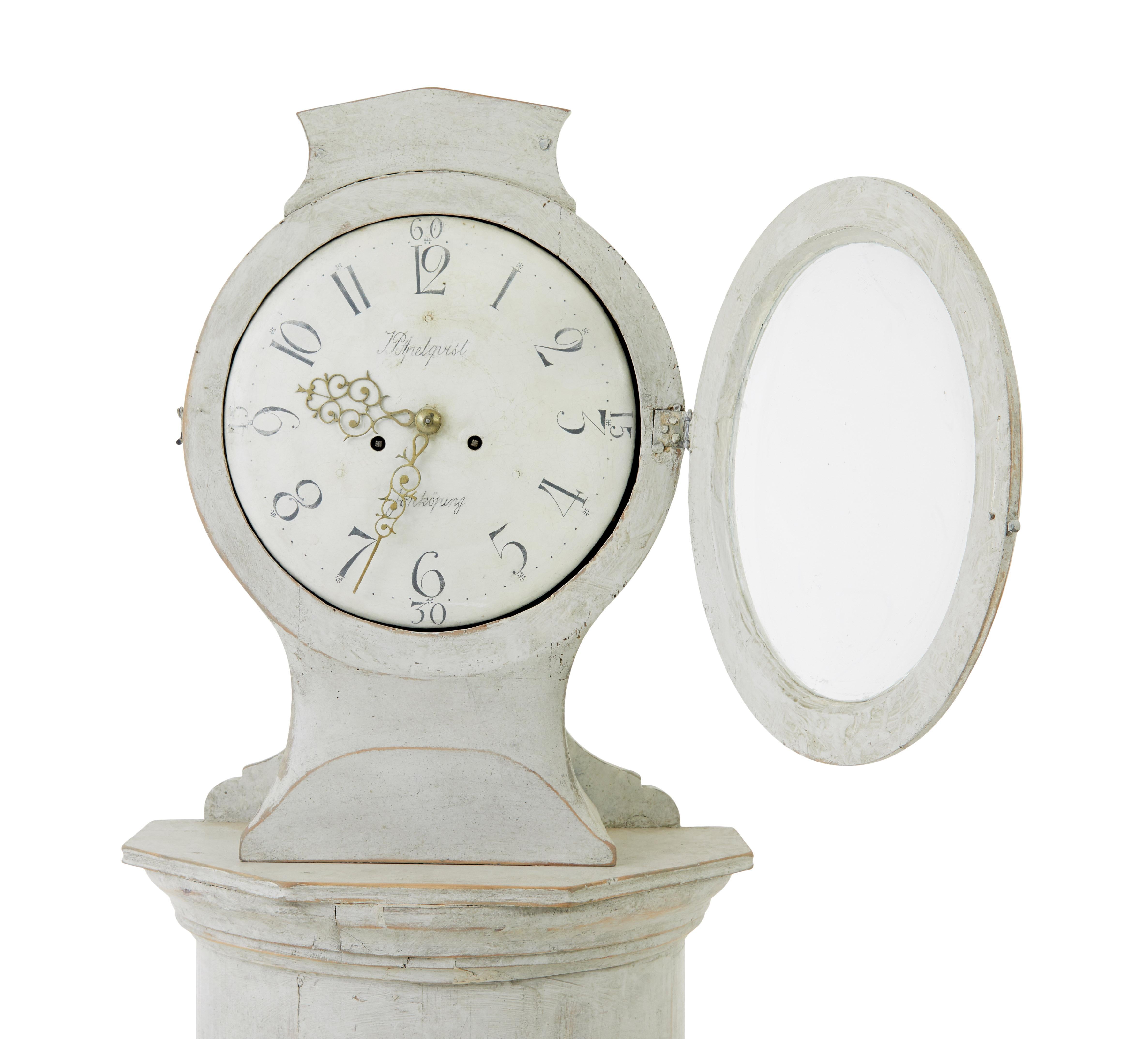 Horloge suédoise du milieu du 19e siècle à colonne décorative et à boîtier long Bon état - En vente à Debenham, Suffolk