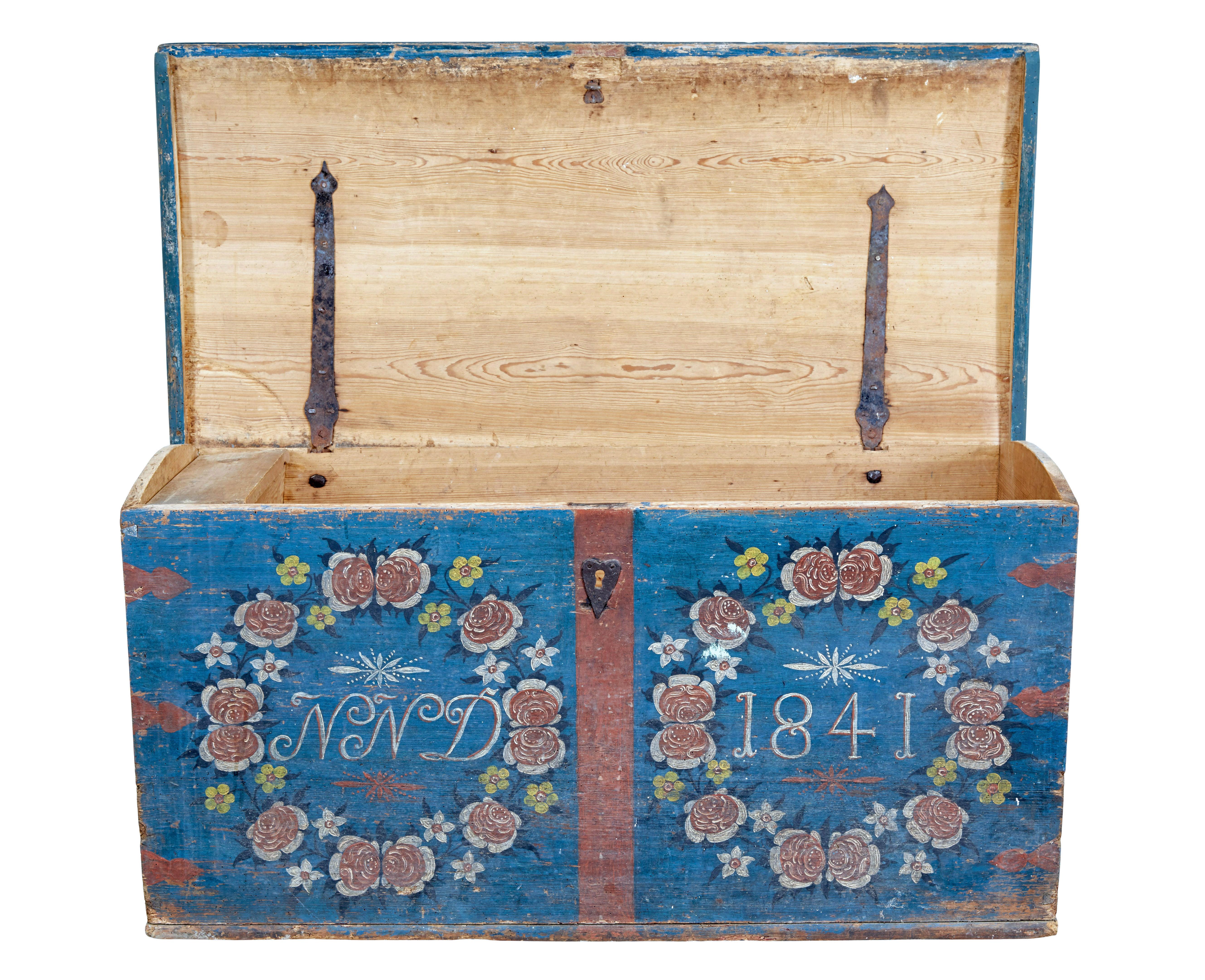 Mitte des 19. Jahrhunderts schwedische Volkskunst handbemalt Kiefer coffer circa 1841.

Hochwertiges Stück skandinavischer Volkskunst.  Hergestellt aus massiver Kiefer mit einem leicht gewölbten Deckel.  Der Sockel ist blau/grün lackiert, die
