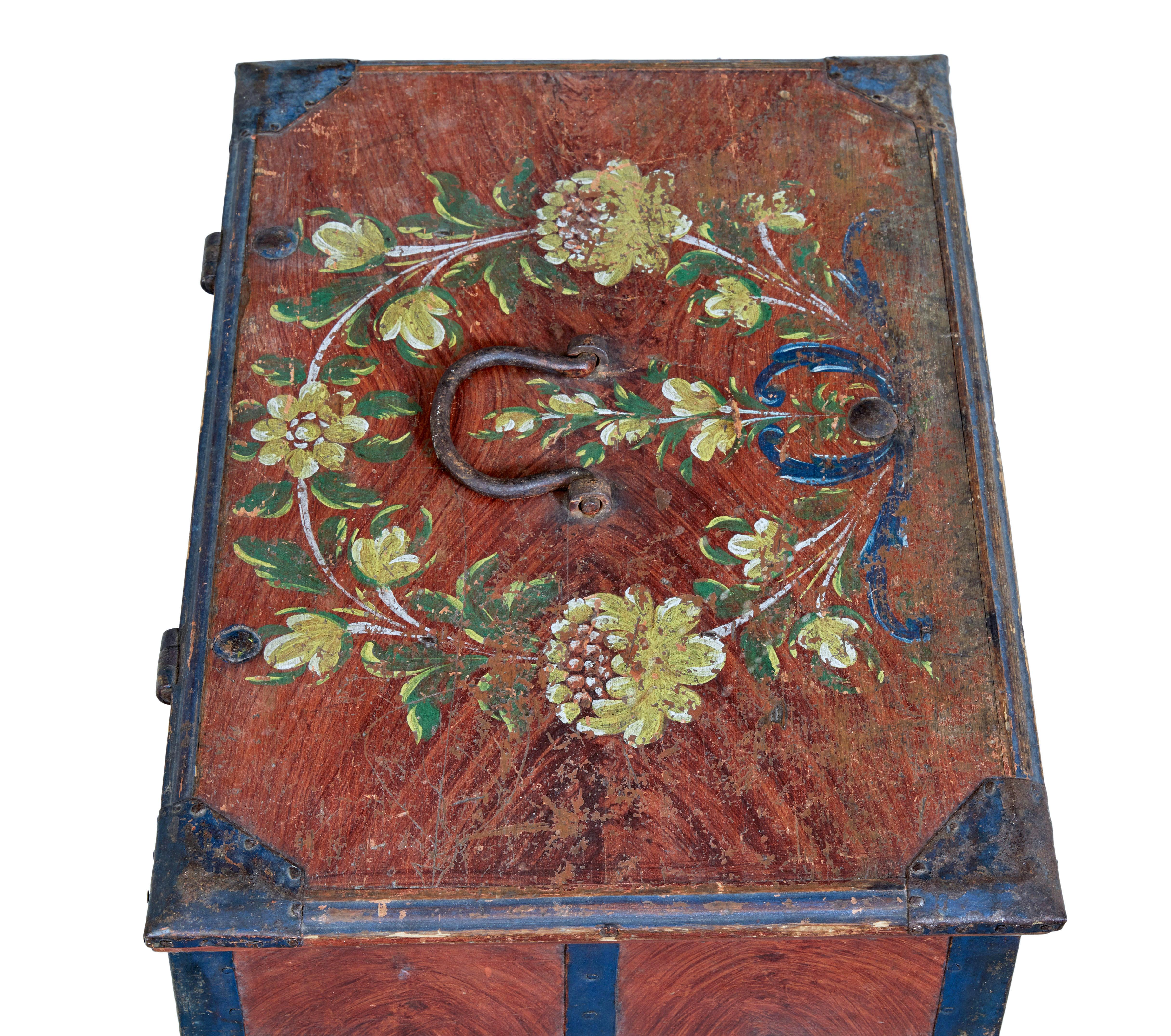 Caja pintada de arte popular sueco de mediados del siglo XIX, hacia 1865.

Caja metálica de pino sueco de buena calidad.  Decorado con pintura de trapo original y trabajo de correas pintadas de azul.  Corona floral pintada a mano en la tapa, con