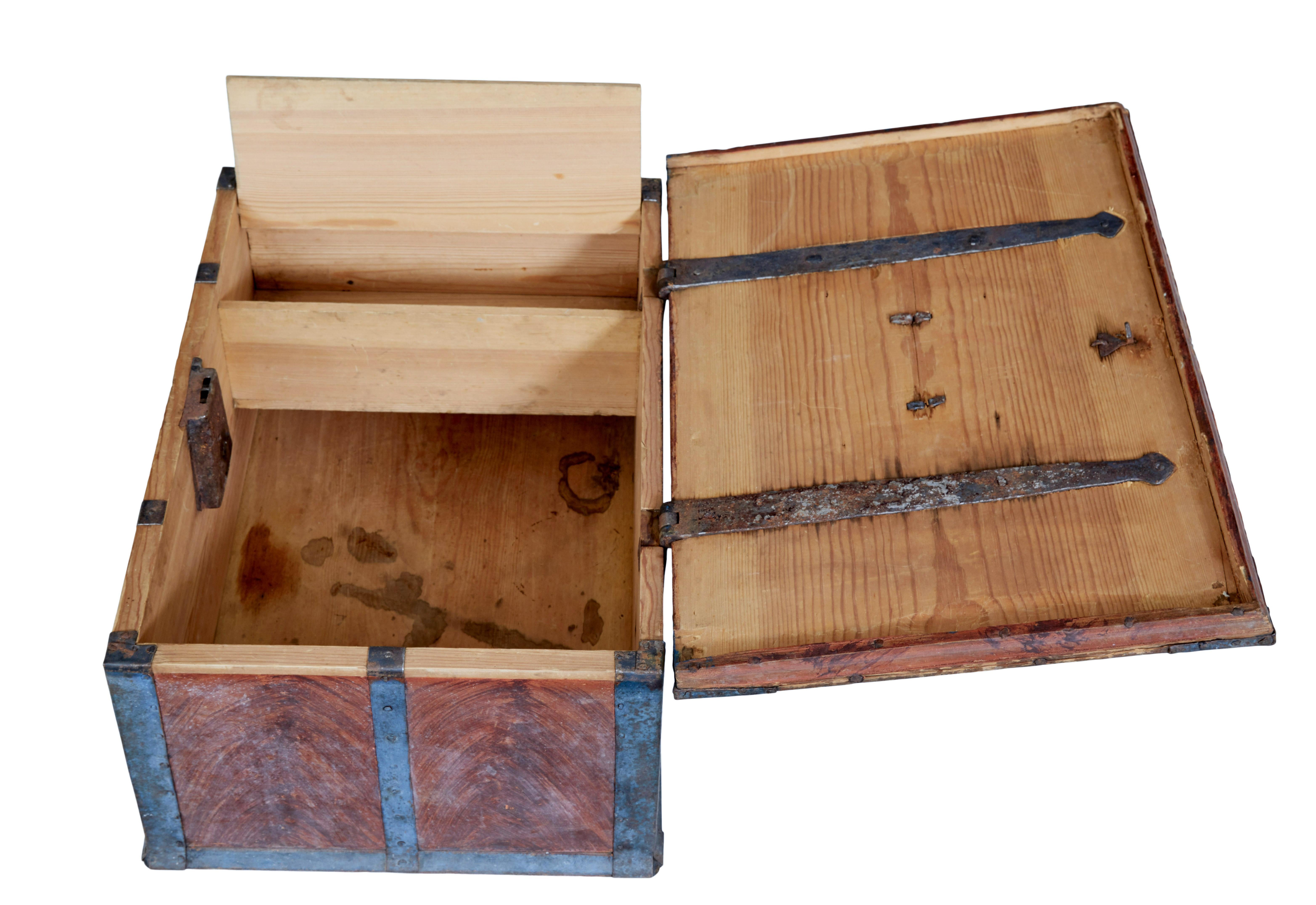 Caja pintada de arte popular sueco de mediados del siglo XIX Arte popular en venta