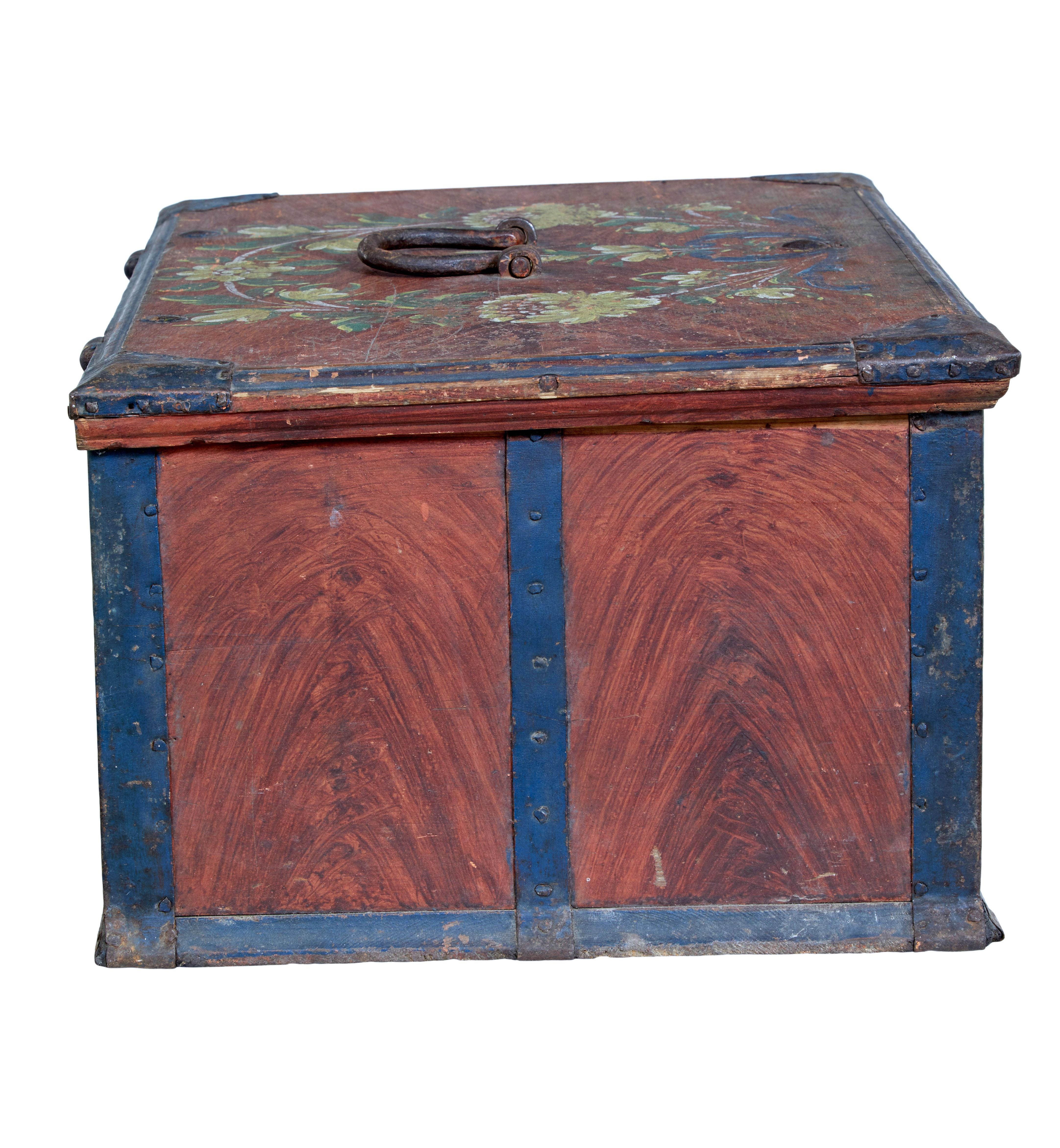Caja pintada de arte popular sueco de mediados del siglo XIX en Bueno estado para la venta en Debenham, Suffolk