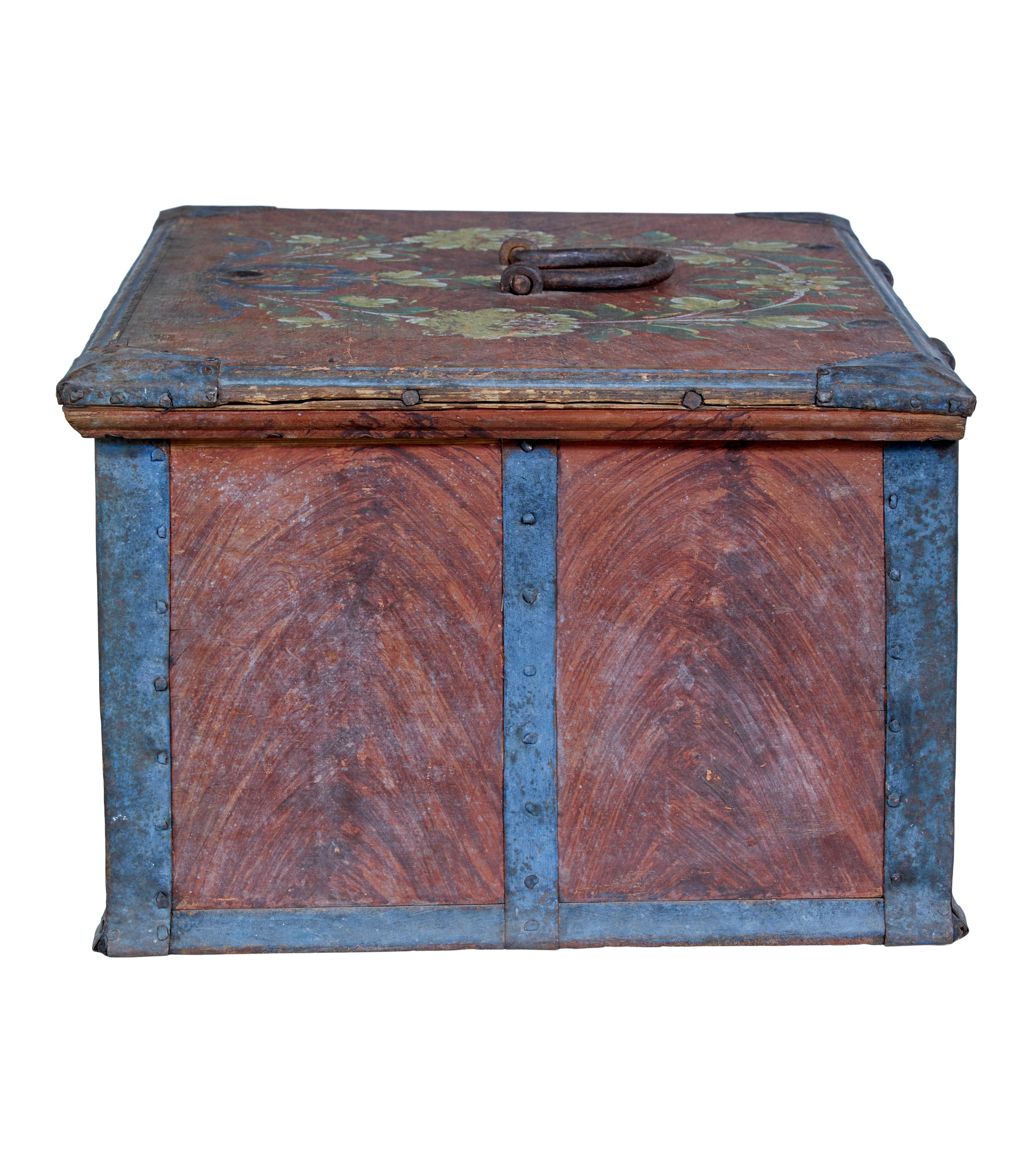 Caja pintada de arte popular sueco de mediados del siglo XIX Metal en venta