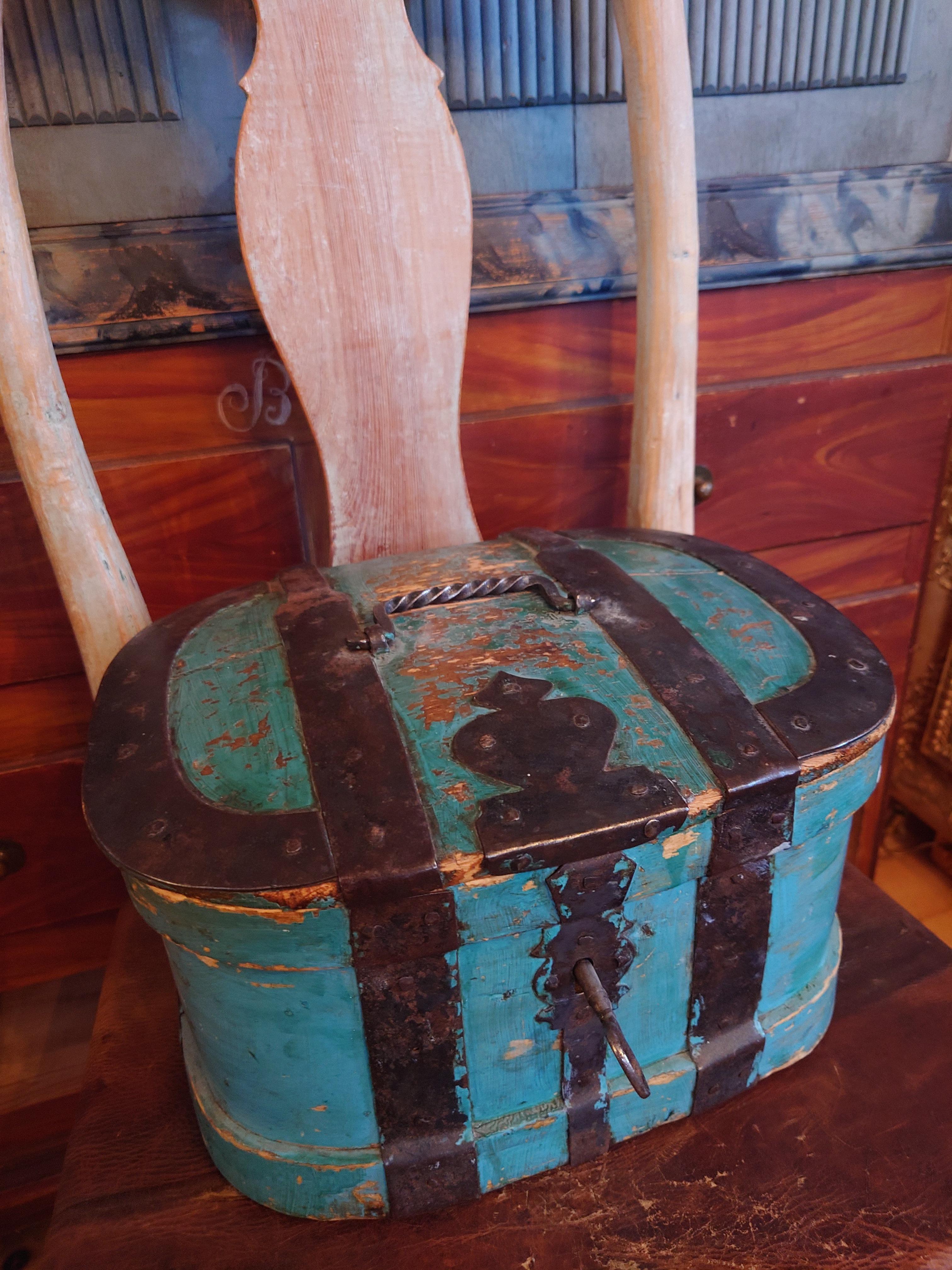 Mid 19th Century Swedish Folk Art  small Travel box /chest with original paint For Sale 11