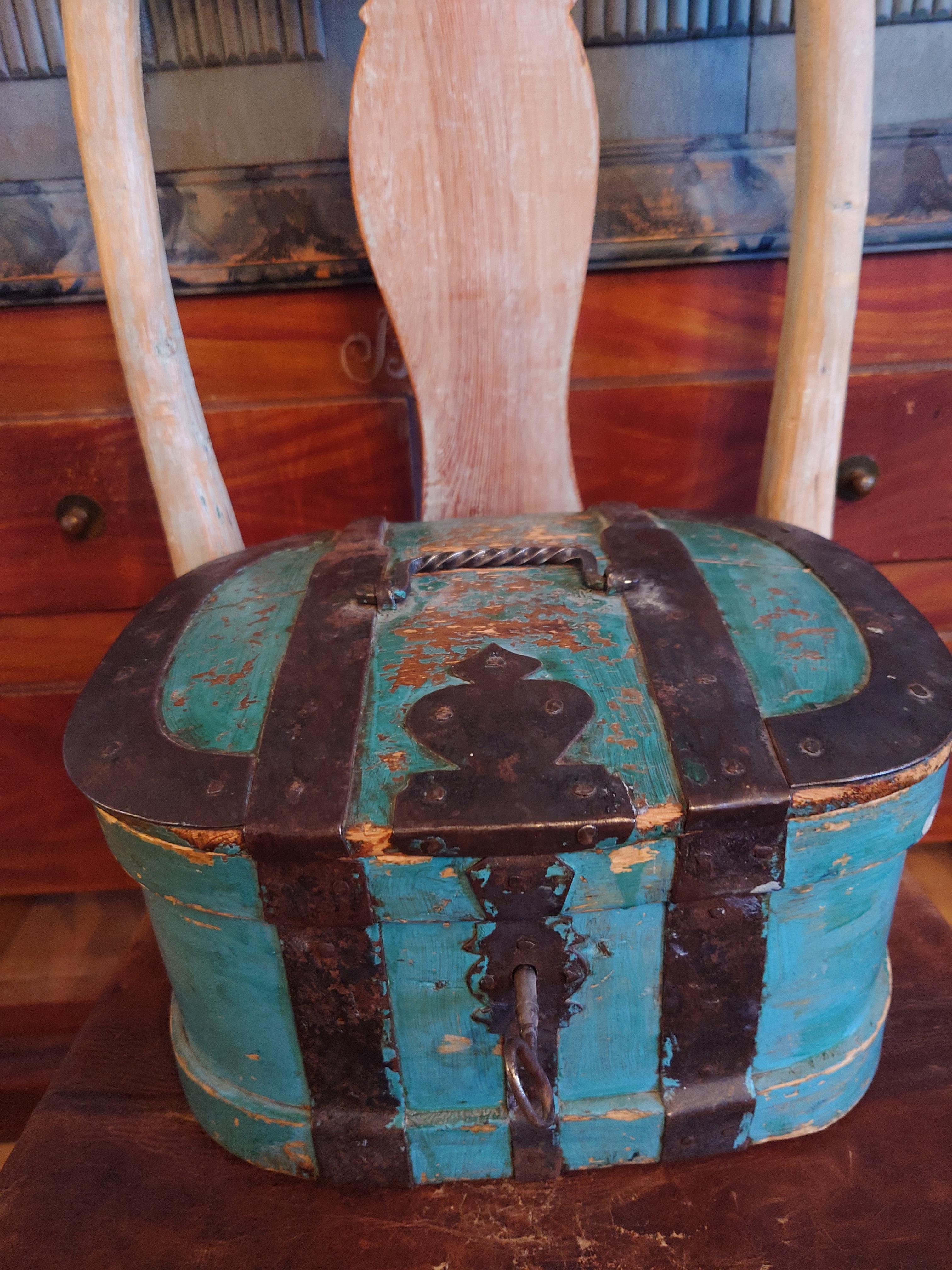Mid 19th Century Swedish Folk Art  small Travel box /chest with original paint For Sale 12