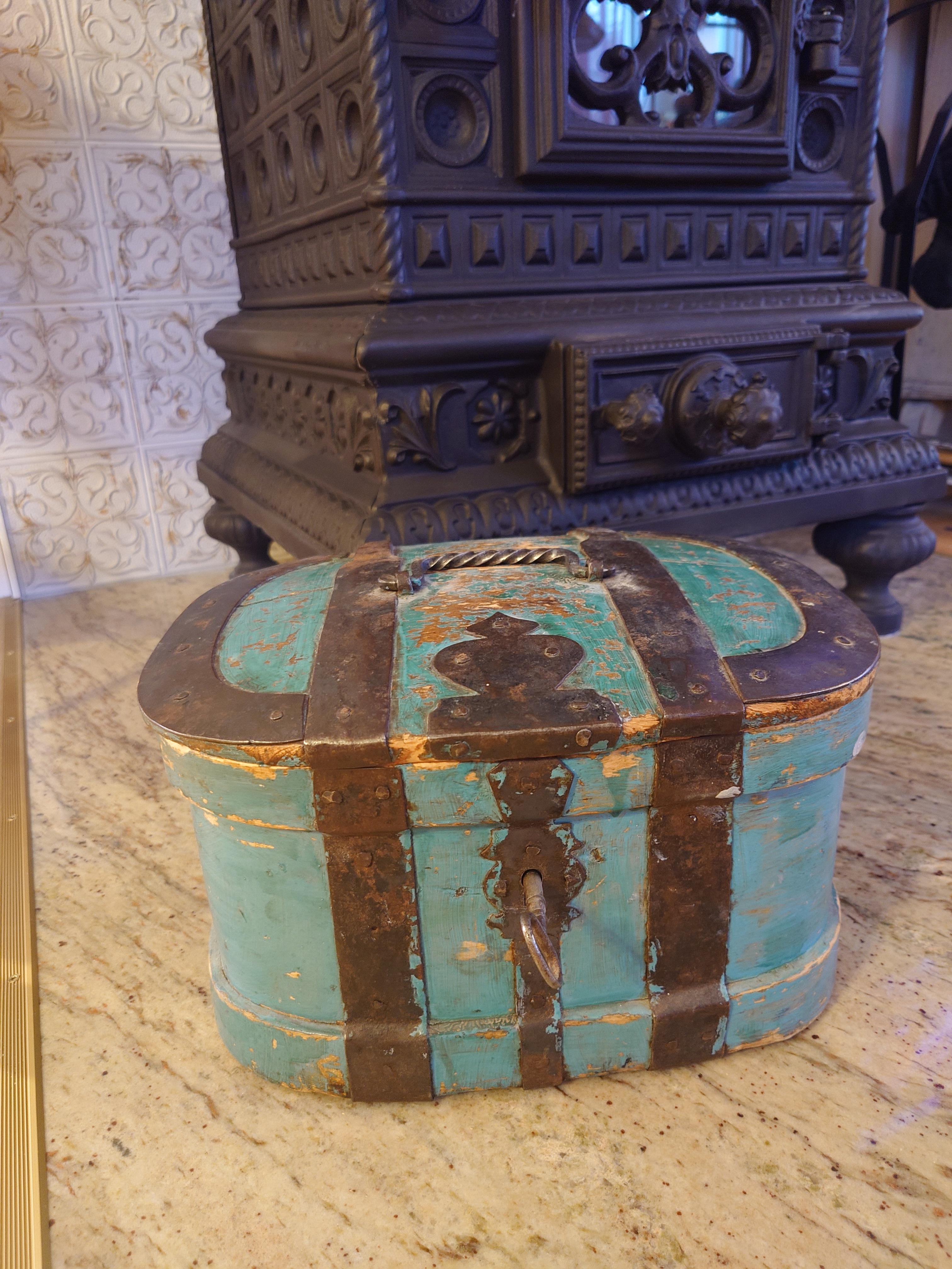 Mid 19th Century Swedish Folk Art  small Travel box /chest with original paint For Sale 13
