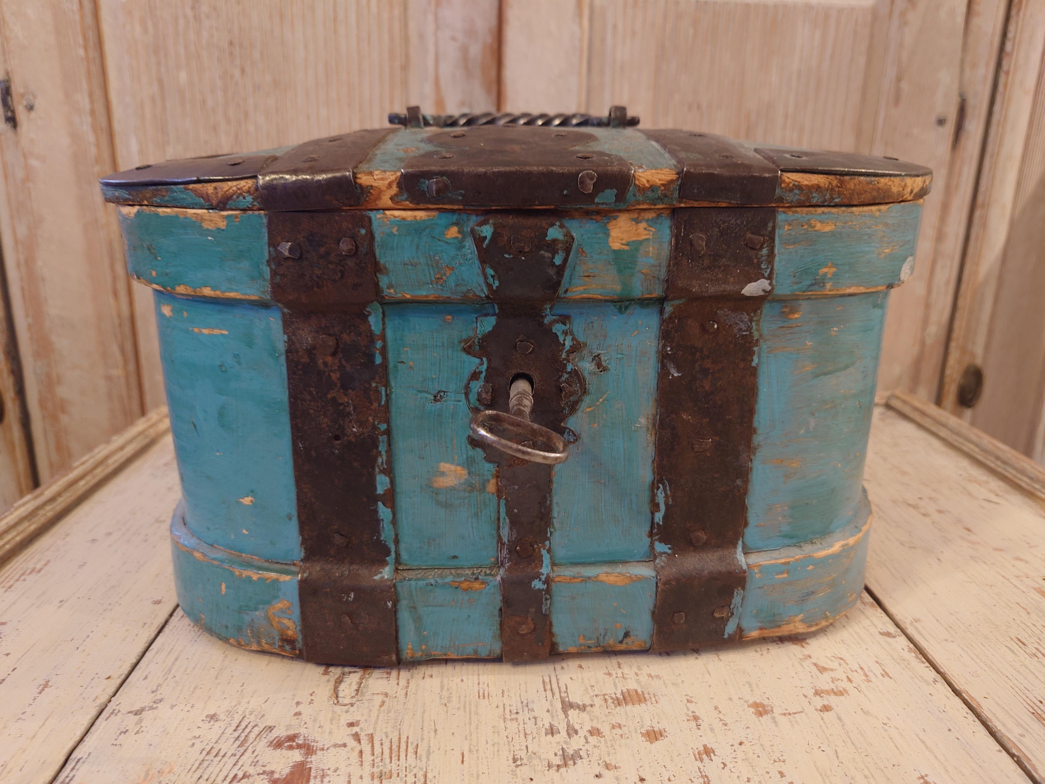 Mid 19th Century Swedish Folk Art Travel box from Skellefteå Västerbotten, Northern Sweden.
Beautiful untouched original paint.
Dated 1858
Decorated with handwrought iron around the box and over the lid.
Working lock and key.
The box was used to