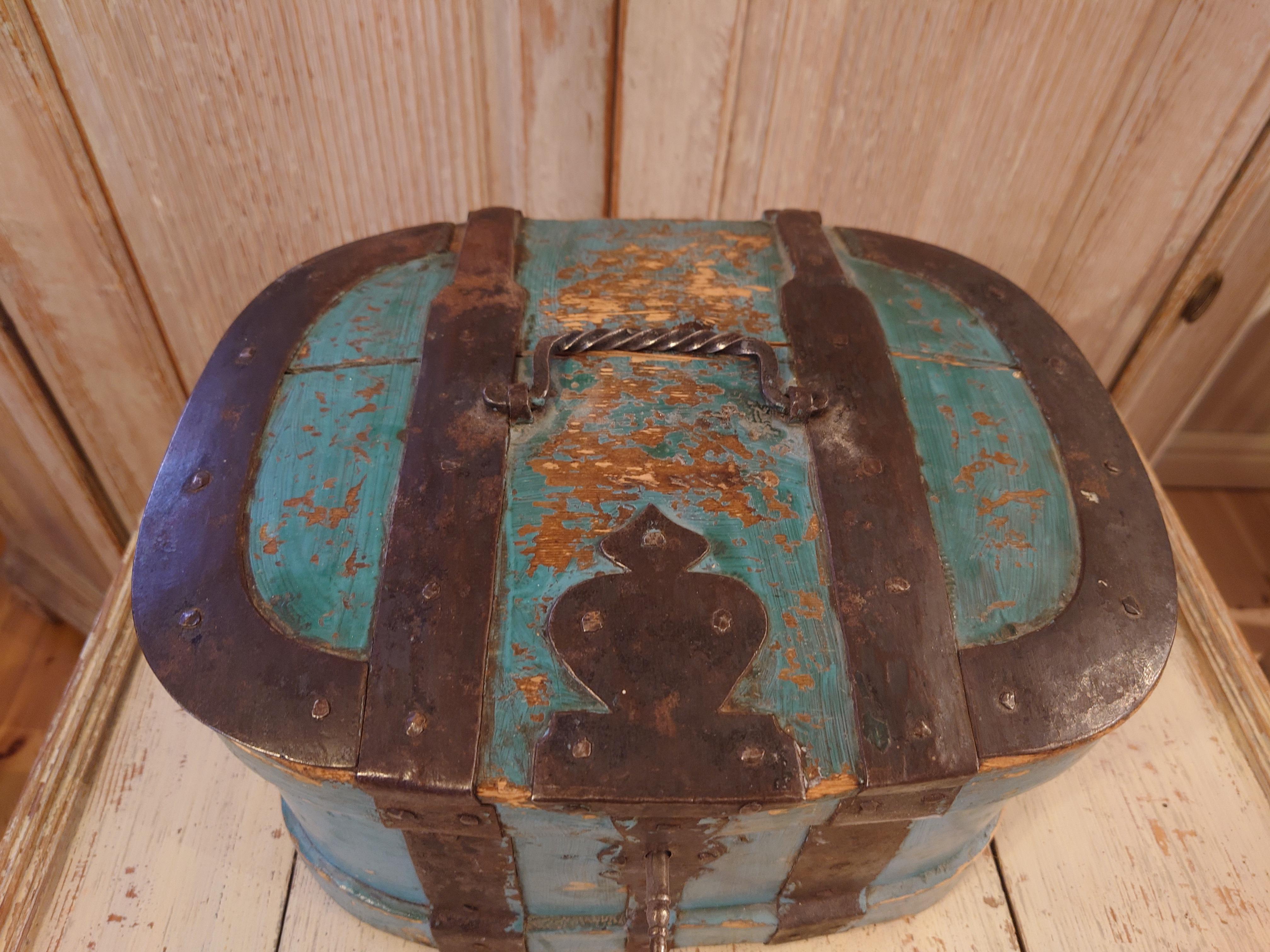 Hand-Carved Mid 19th Century Swedish Folk Art  small Travel box /chest with original paint For Sale
