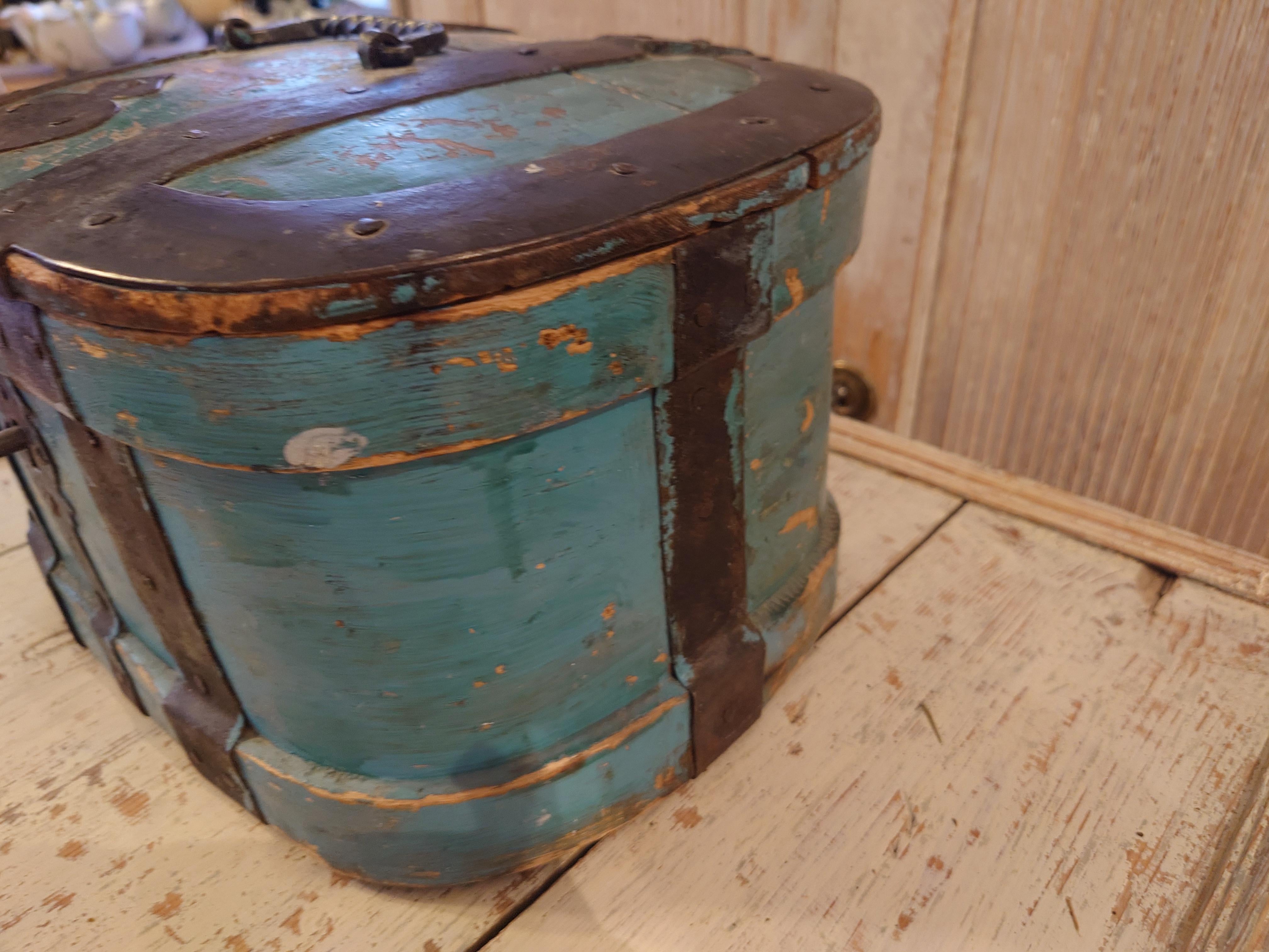 Mid 19th Century Swedish Folk Art  small Travel box /chest with original paint In Good Condition For Sale In Boden, SE
