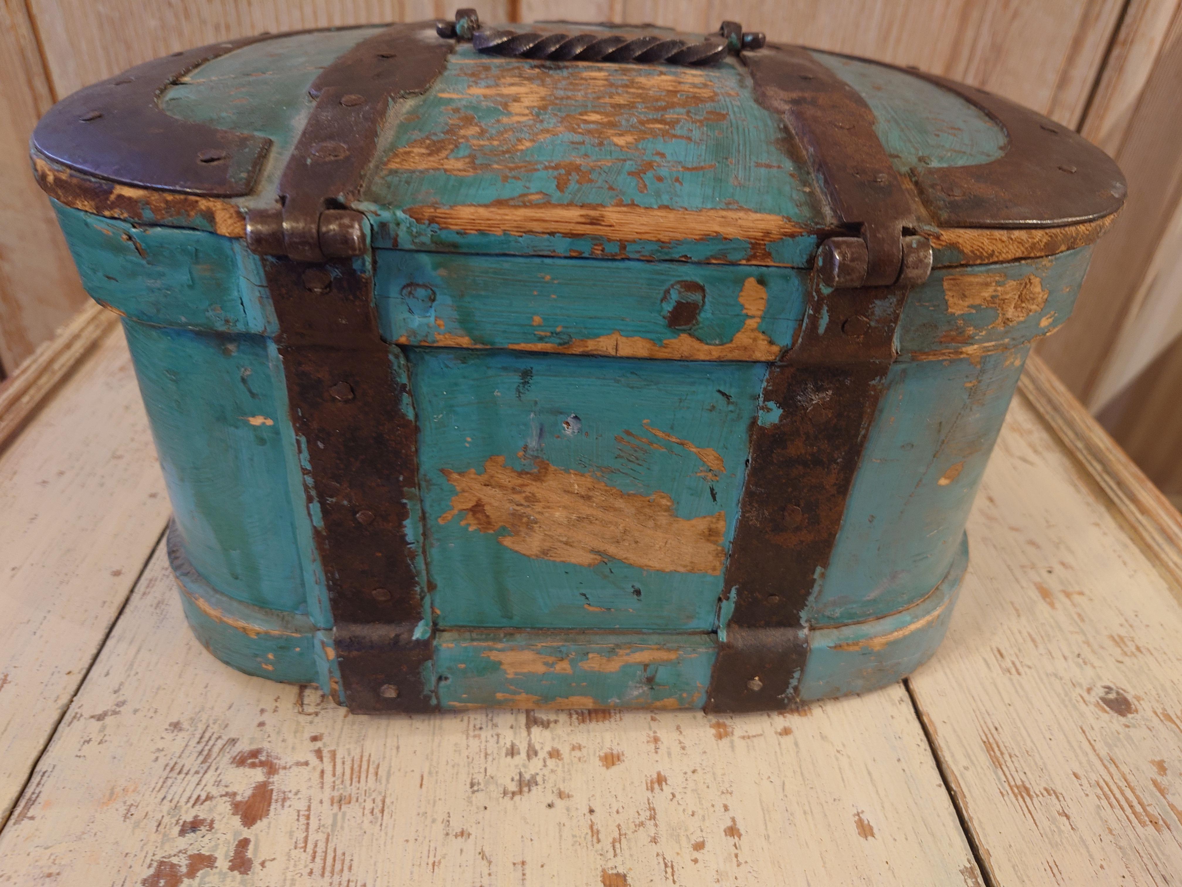 Mid 19th Century Swedish Folk Art  small Travel box /chest with original paint For Sale 4