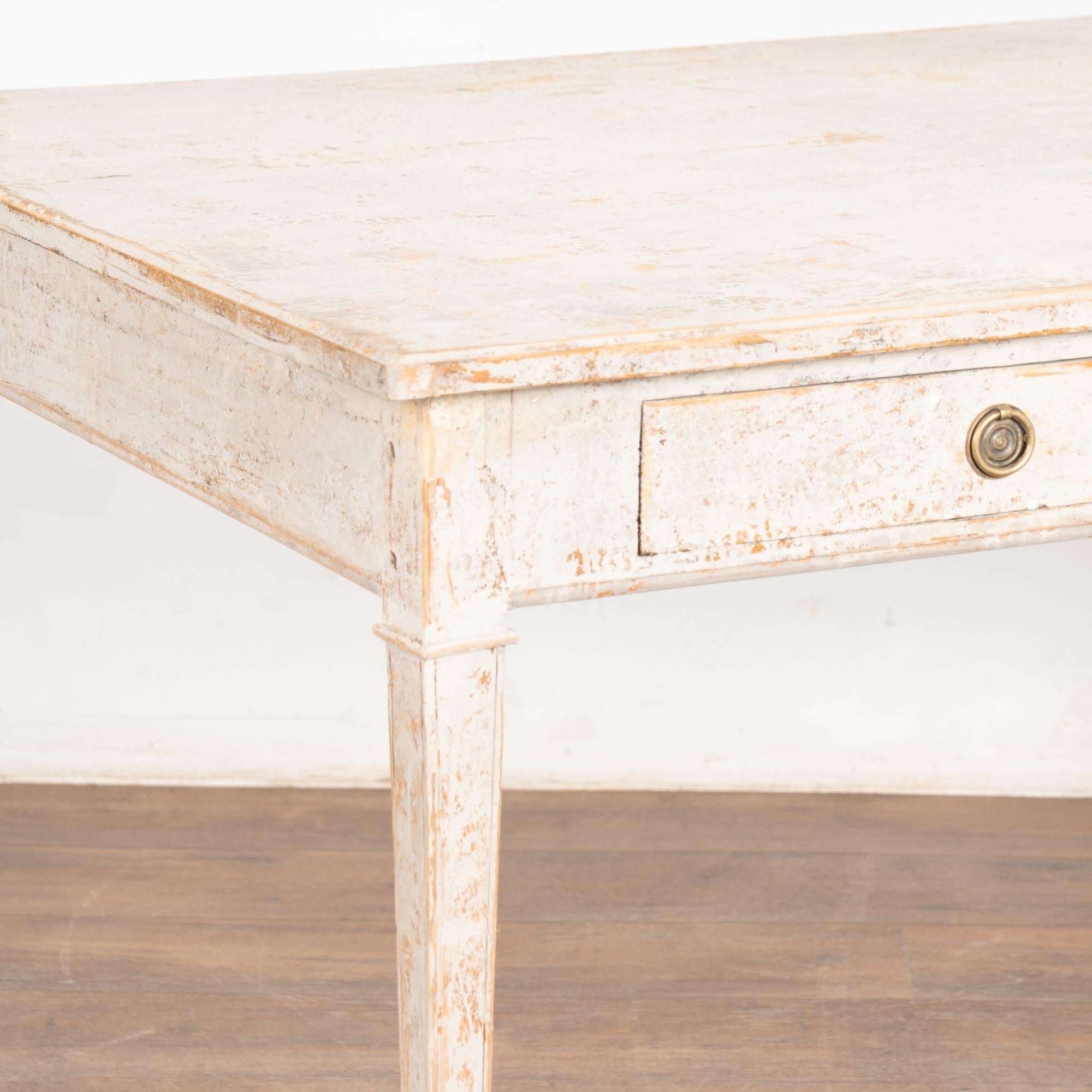 Bureau d'associé suédois en pin gris du milieu du 19e siècle Table à écrire en vente 3