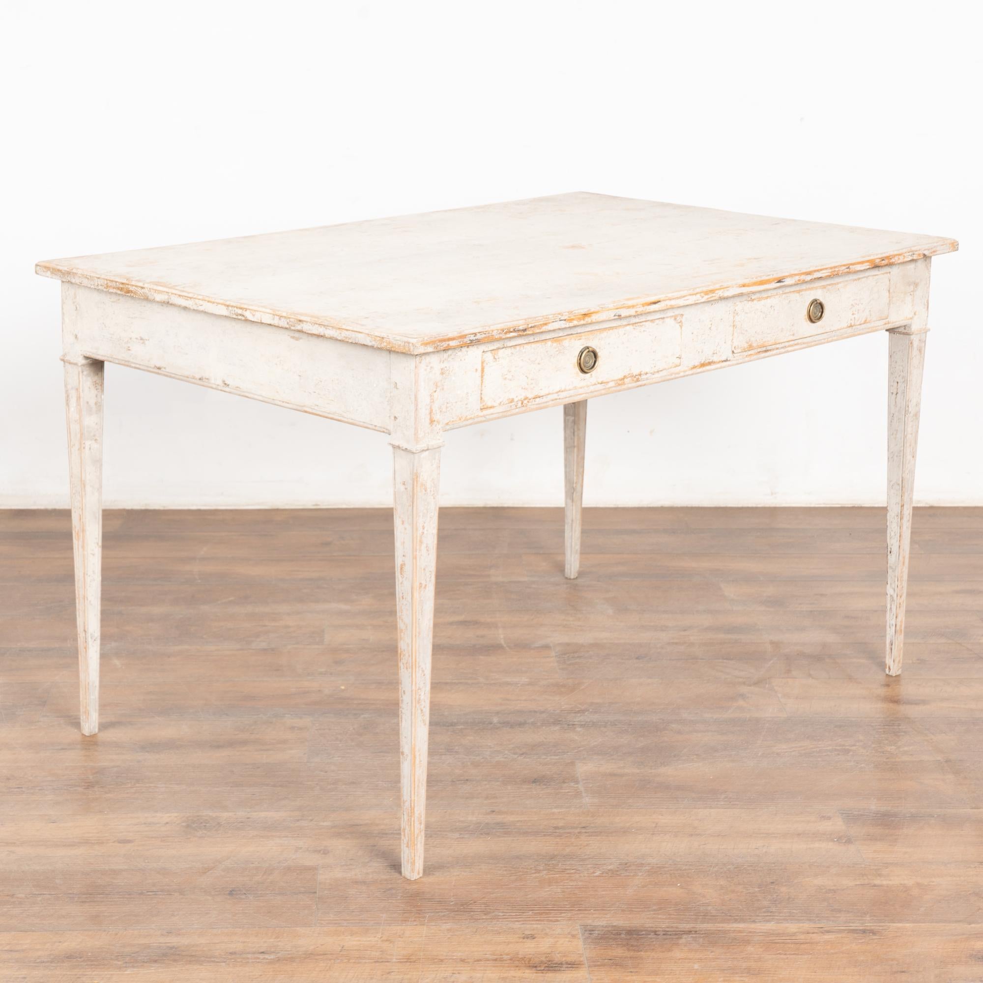 Bureau d'associé suédois en pin gris du milieu du 19e siècle Table à écrire en vente 8