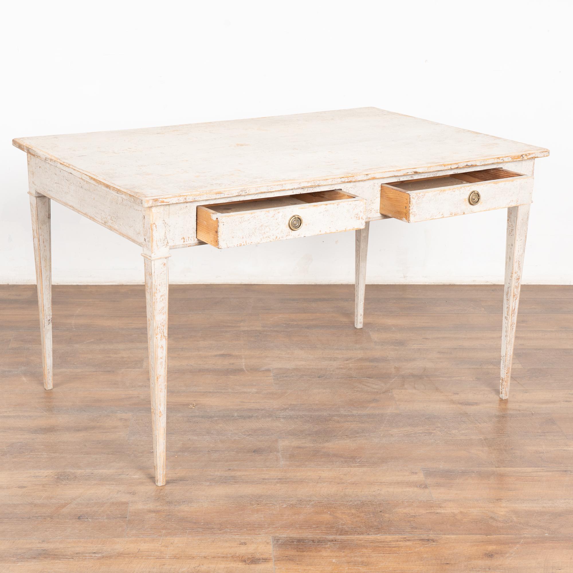 Gustavien Bureau d'associé suédois en pin gris du milieu du 19e siècle Table à écrire en vente