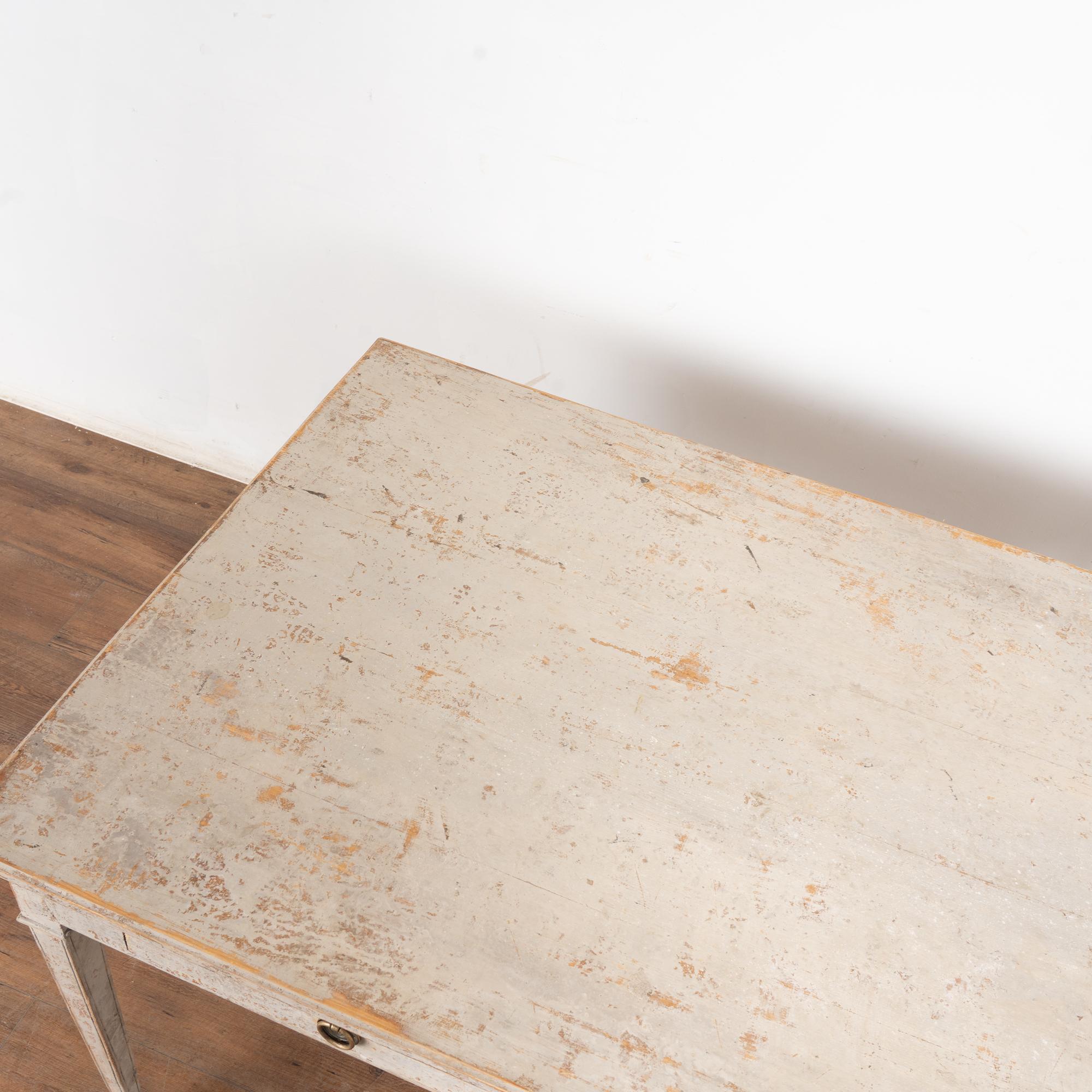 Bureau d'associé suédois en pin gris du milieu du 19e siècle Table à écrire Bon état - En vente à Round Top, TX