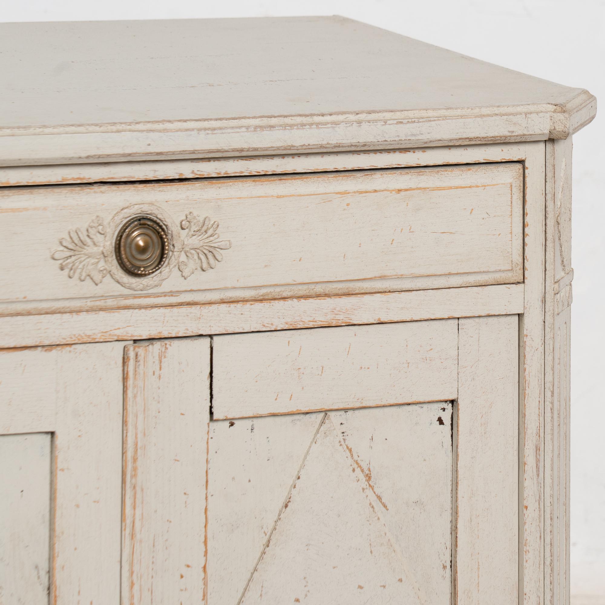 Meuble d'appoint suédois du milieu du 19e siècle, peint en blanc à la Gustavienne en vente 3