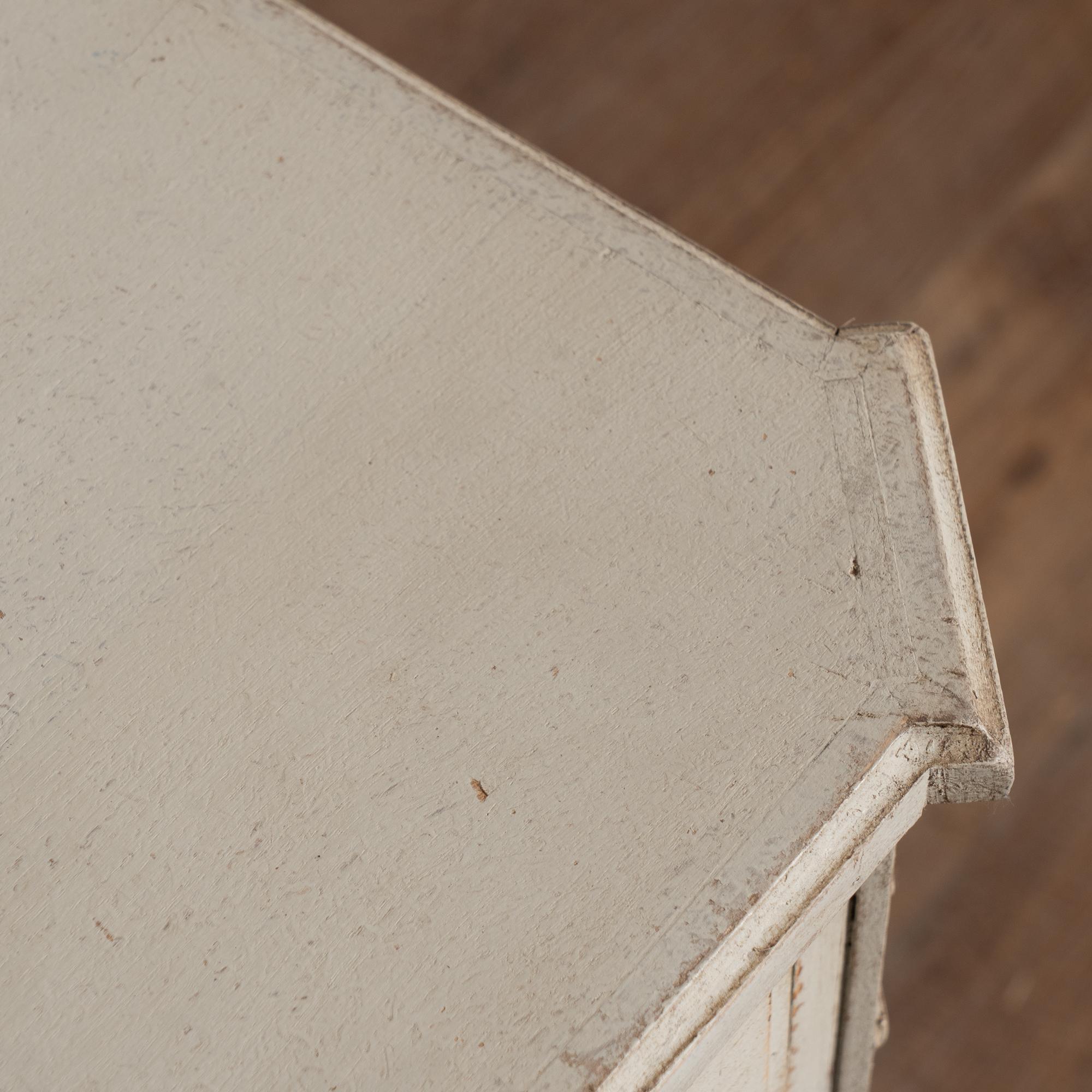 Meuble d'appoint suédois du milieu du 19e siècle, peint en blanc à la Gustavienne en vente 4