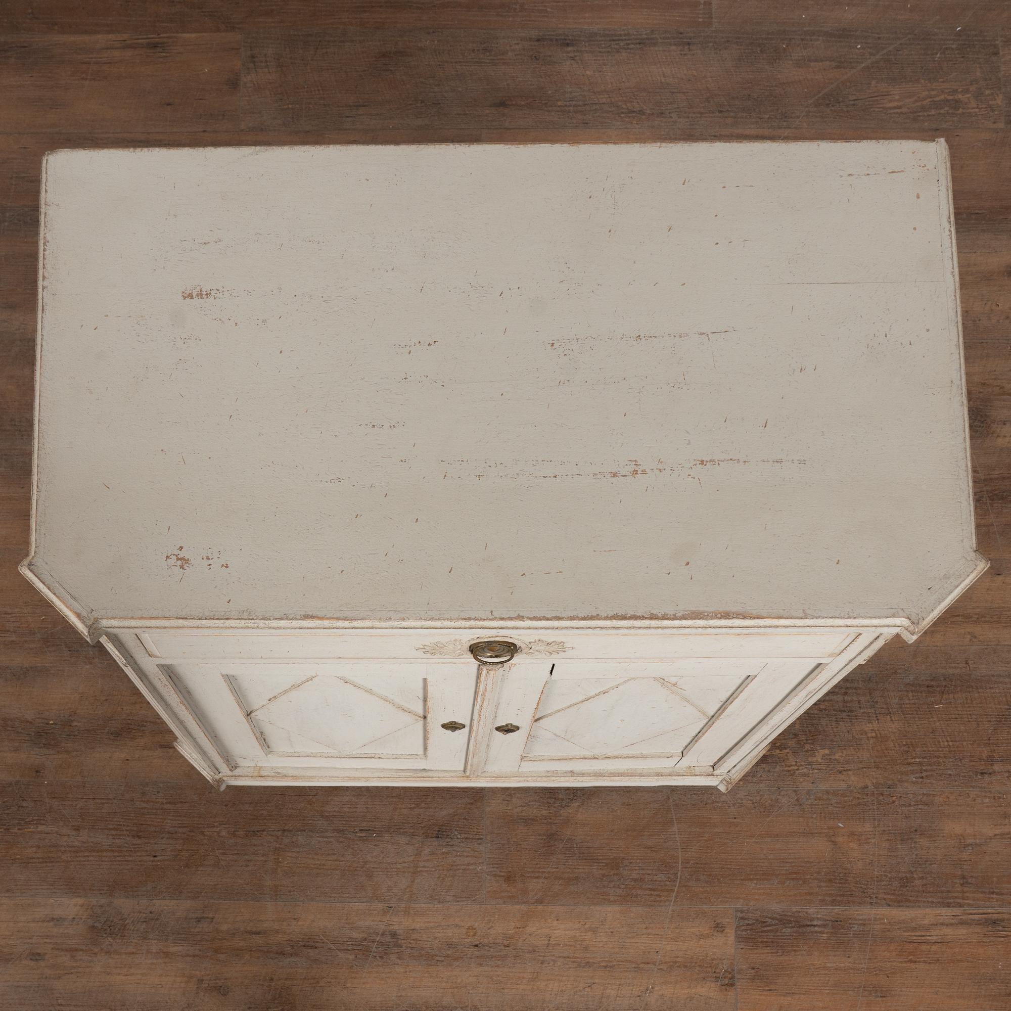 Meuble d'appoint suédois du milieu du 19e siècle, peint en blanc à la Gustavienne en vente 5