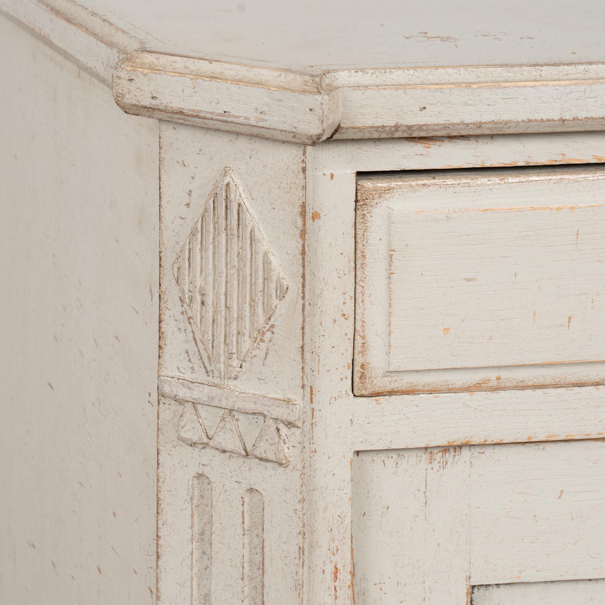 Meuble d'appoint suédois du milieu du 19e siècle, peint en blanc à la Gustavienne en vente 6