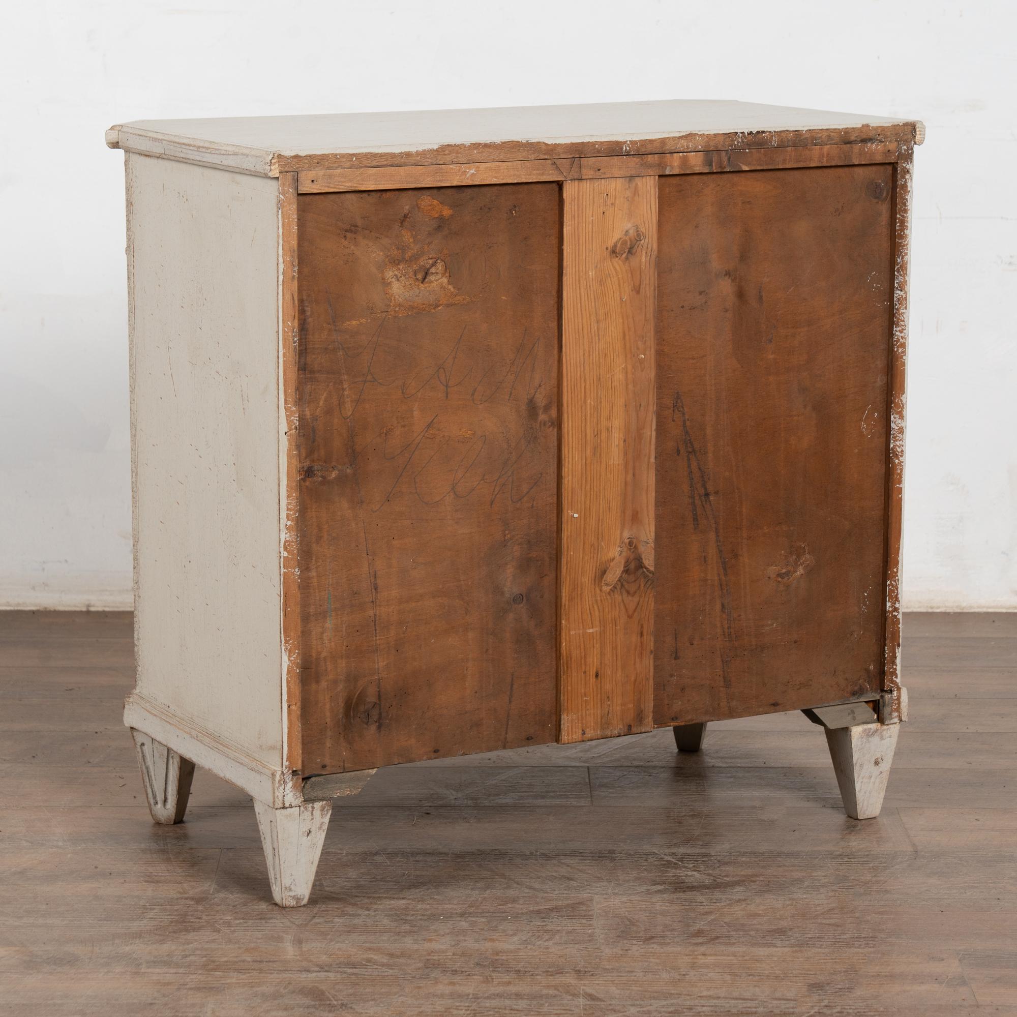 Meuble d'appoint suédois du milieu du 19e siècle, peint en blanc à la Gustavienne en vente 7