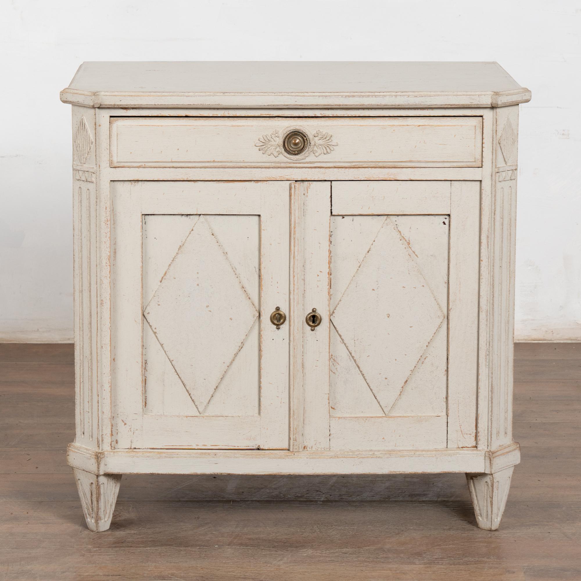 Suédois Meuble d'appoint suédois du milieu du 19e siècle, peint en blanc à la Gustavienne en vente