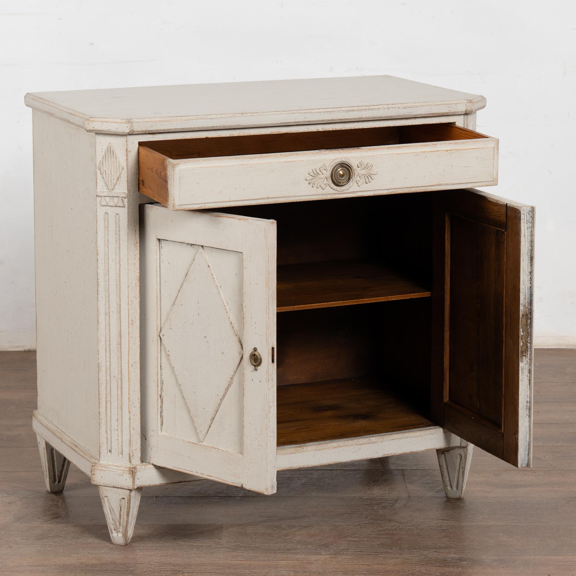 Fait main Meuble d'appoint suédois du milieu du 19e siècle, peint en blanc �à la Gustavienne en vente