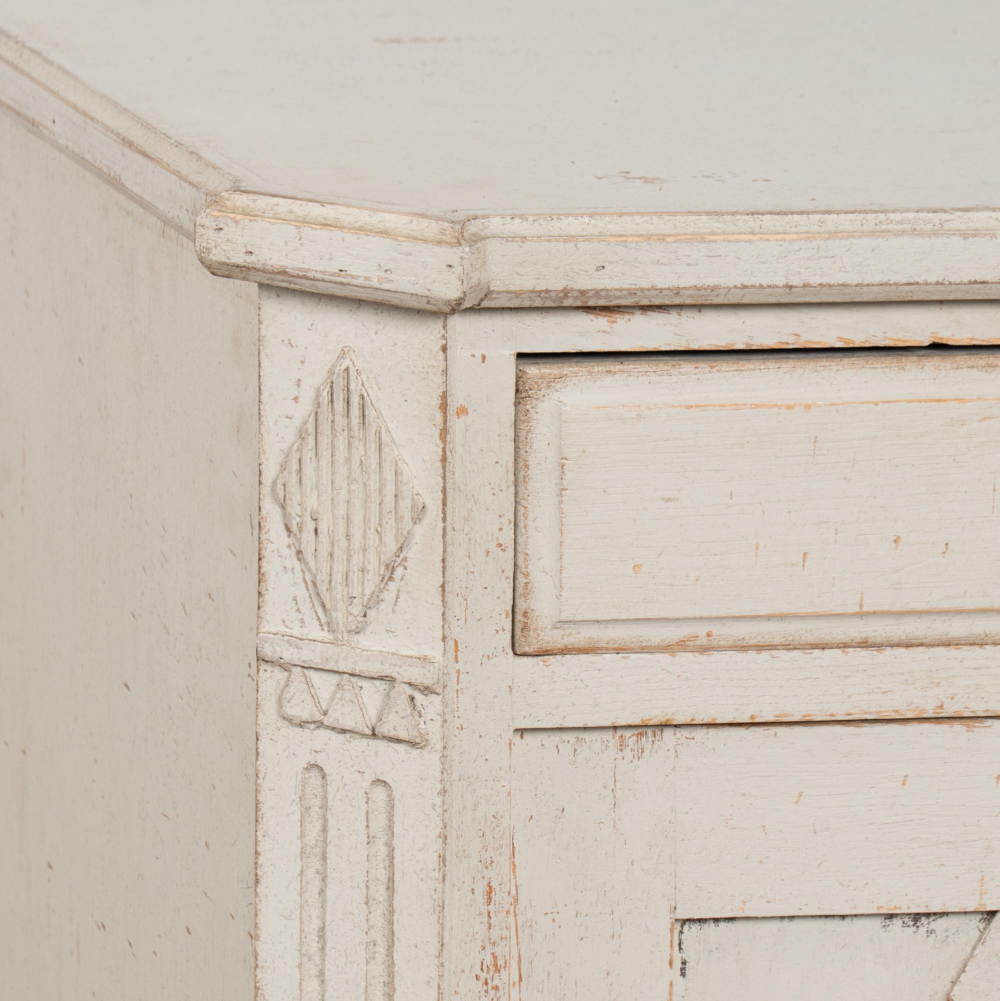 20ième siècle Meuble d'appoint suédois du milieu du 19e siècle, peint en blanc à la Gustavienne en vente