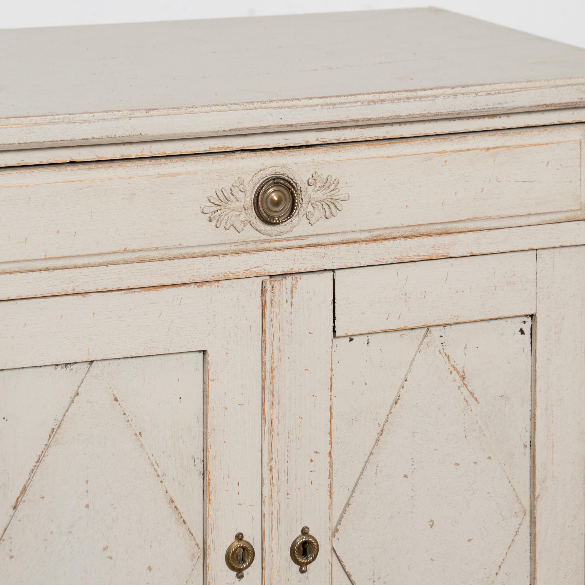 Chêne Meuble d'appoint suédois du milieu du 19e siècle, peint en blanc à la Gustavienne en vente