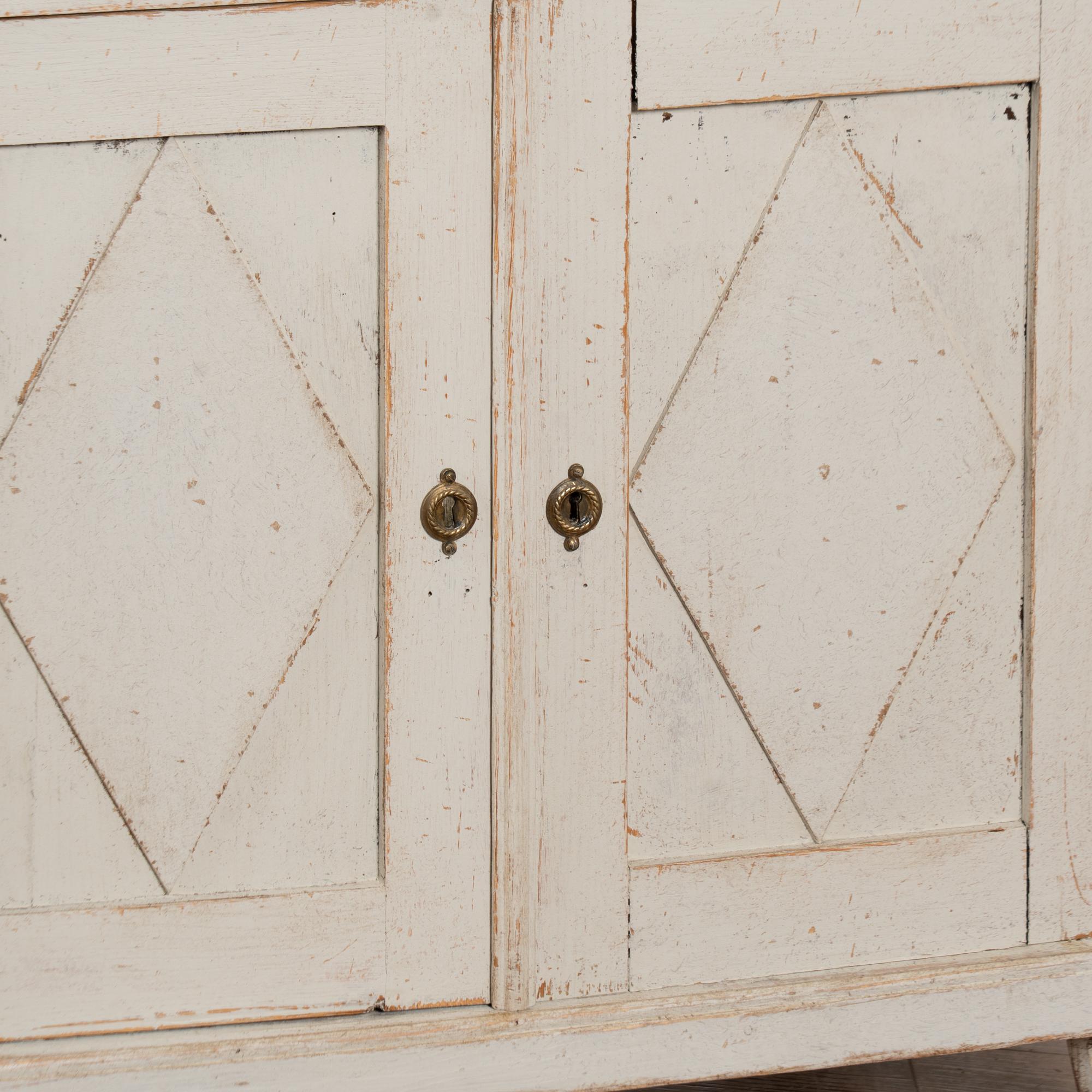 Meuble d'appoint suédois du milieu du 19e siècle, peint en blanc à la Gustavienne en vente 1