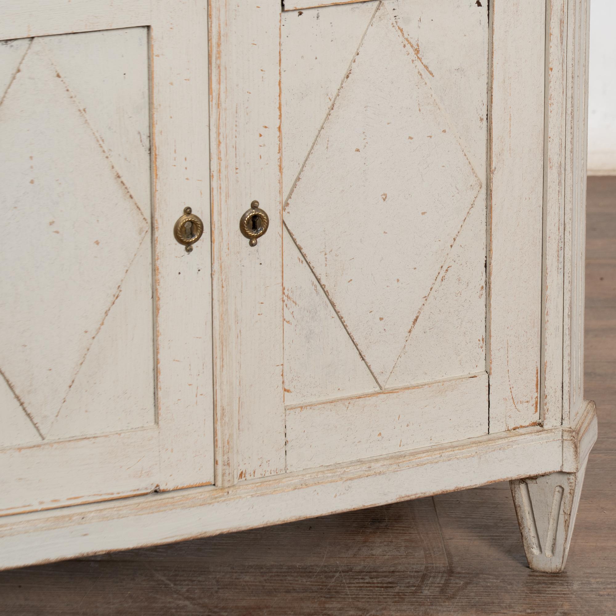 Meuble d'appoint suédois du milieu du 19e siècle, peint en blanc à la Gustavienne en vente 2