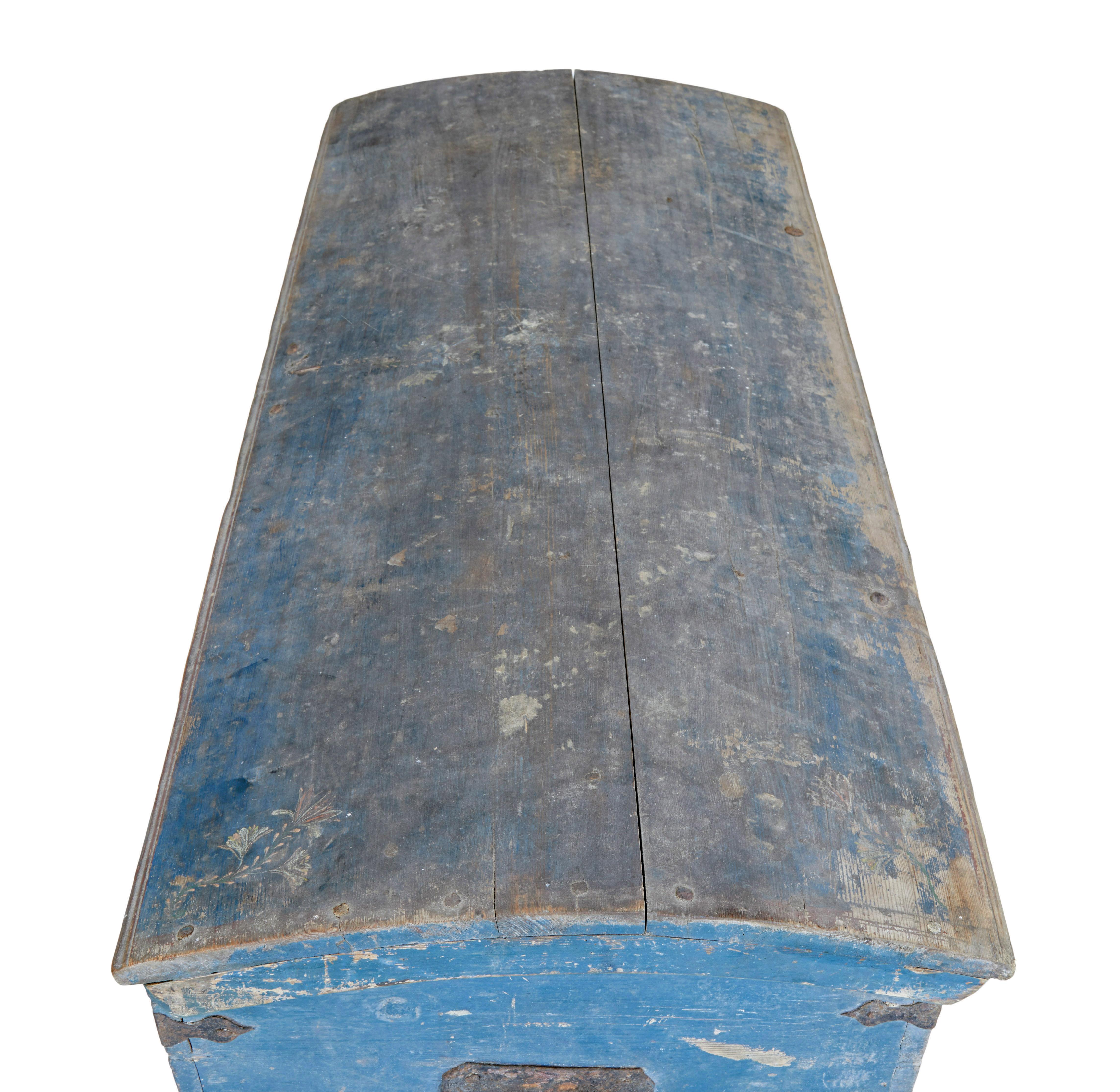 Baule a cupola svedese della metà del XIX secolo, dipinto a mano, circa 1854.

Il forziere è splendidamente decorato con la sua vernice originale.  Siglata sul fronte a g l d e datata 1854, ulteriormente decorata con foglie dipinte a mano con un