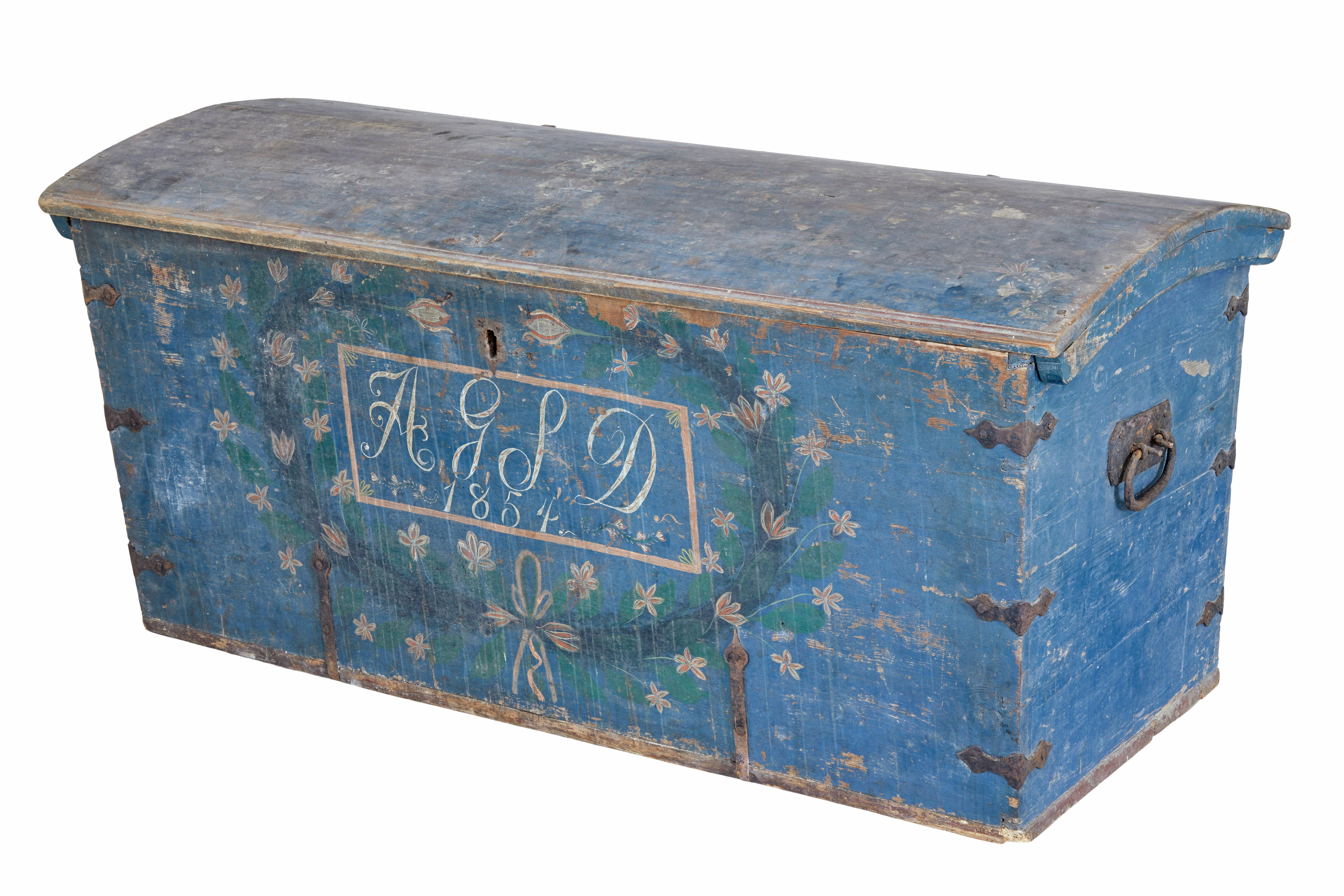 Mid 19th century Swedish hand painted dome top trunk In Good Condition For Sale In Debenham, Suffolk