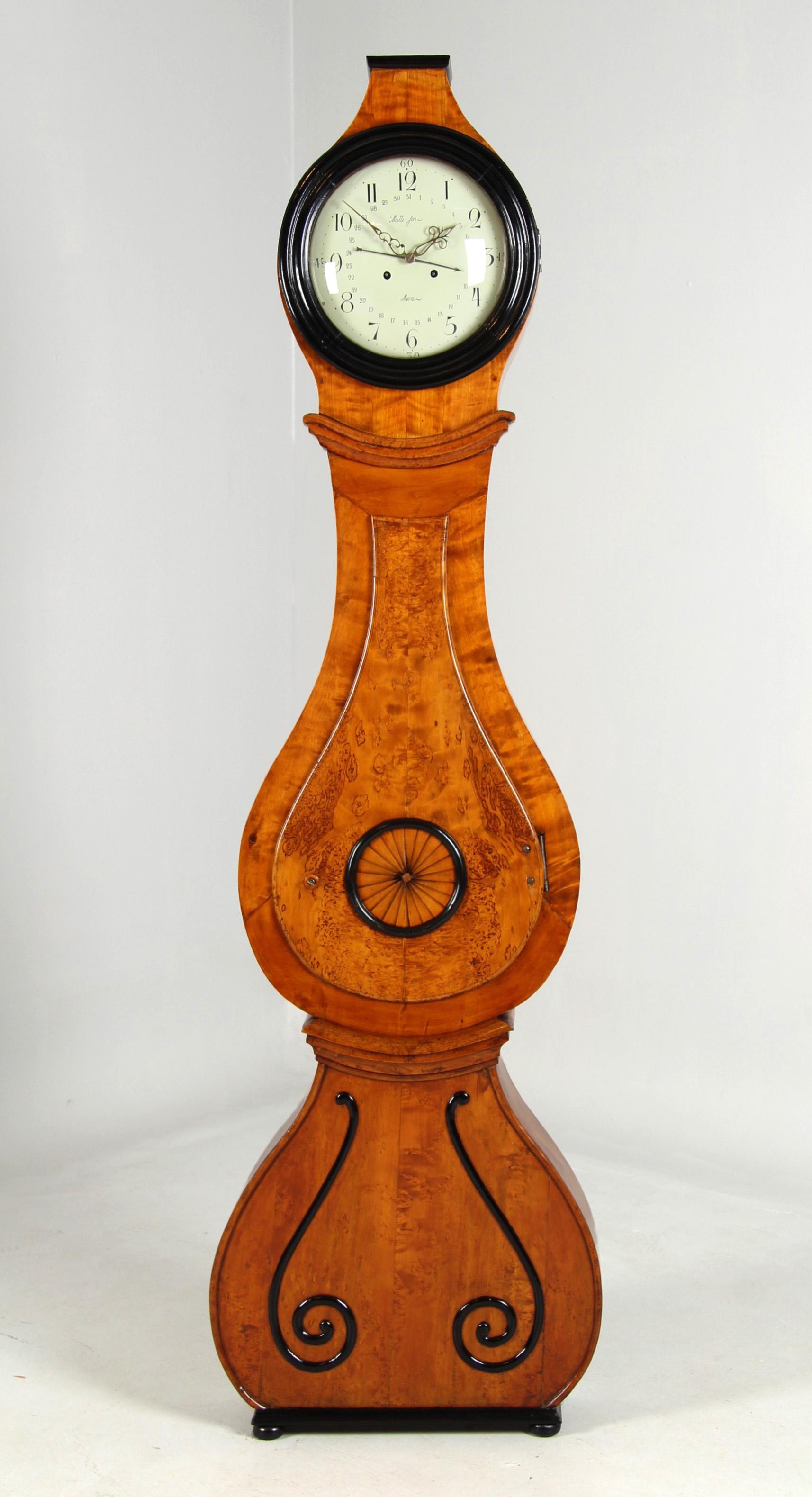 Horloge grand-père Mora antique en bouleau massif

Suède
Bouleau
Milieu du XIXe siècle

Dimensions : H × L × P : 208 × 54 × 19 cm

Description :
Horloge de grand-père ancienne de forme typiquement suédoise, avec une base effilée vers le haut, une
