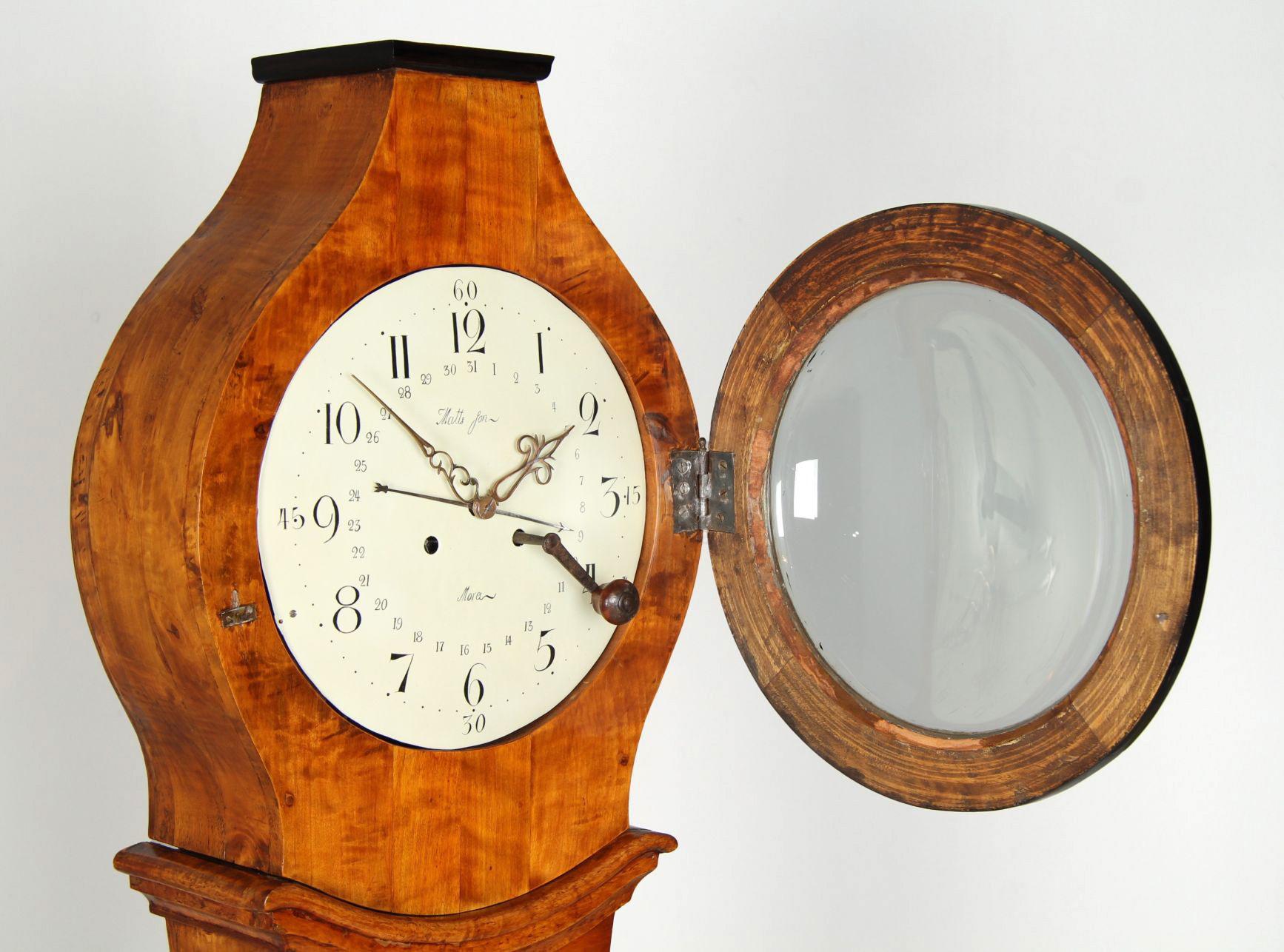 Suédois Horloge suédoise Mora Clocks du milieu du 19e siècle avec affichage de la date, vers 1850 en vente
