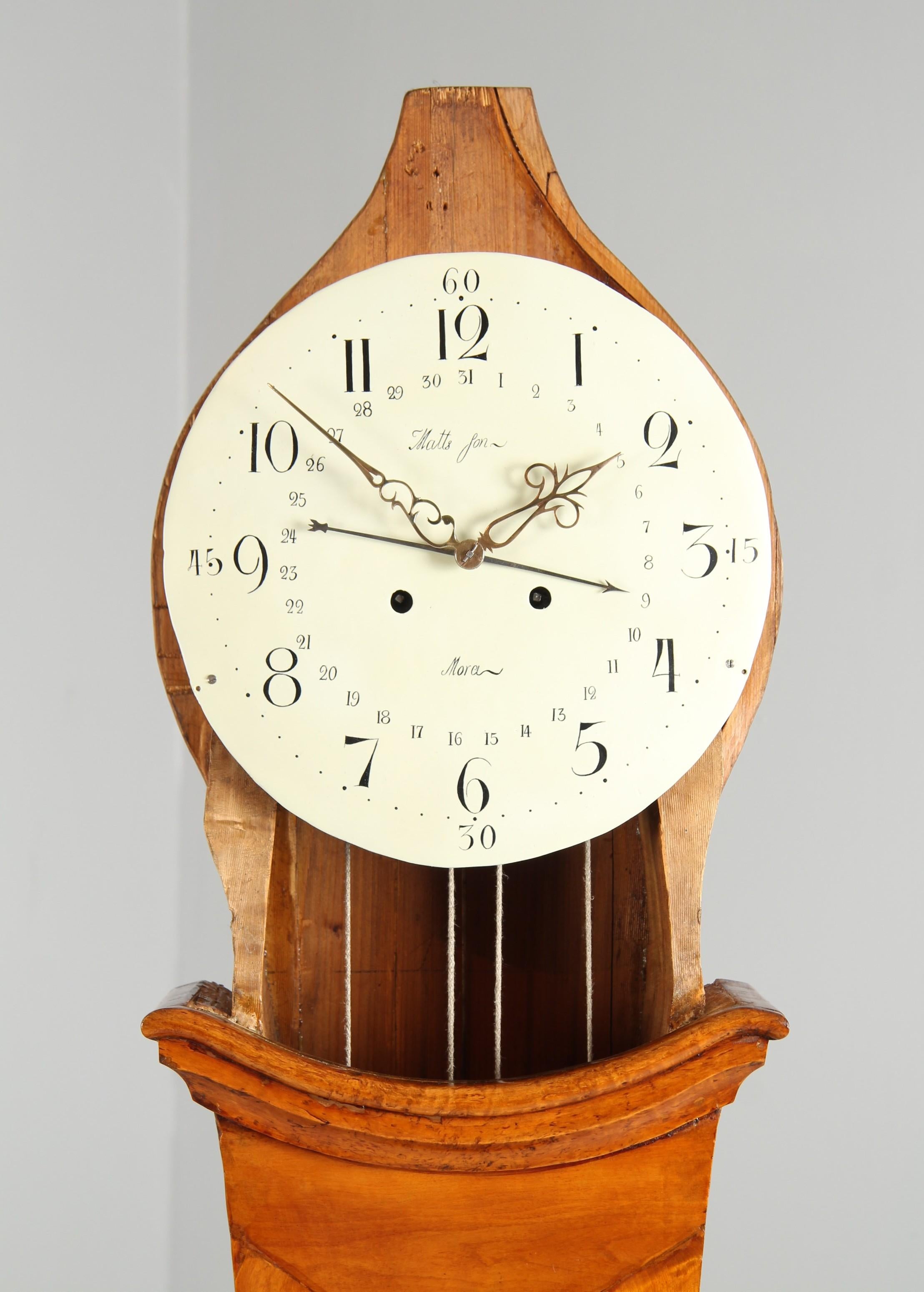 XIXe siècle Horloge suédoise Mora Clocks du milieu du 19e siècle avec affichage de la date, vers 1850 en vente
