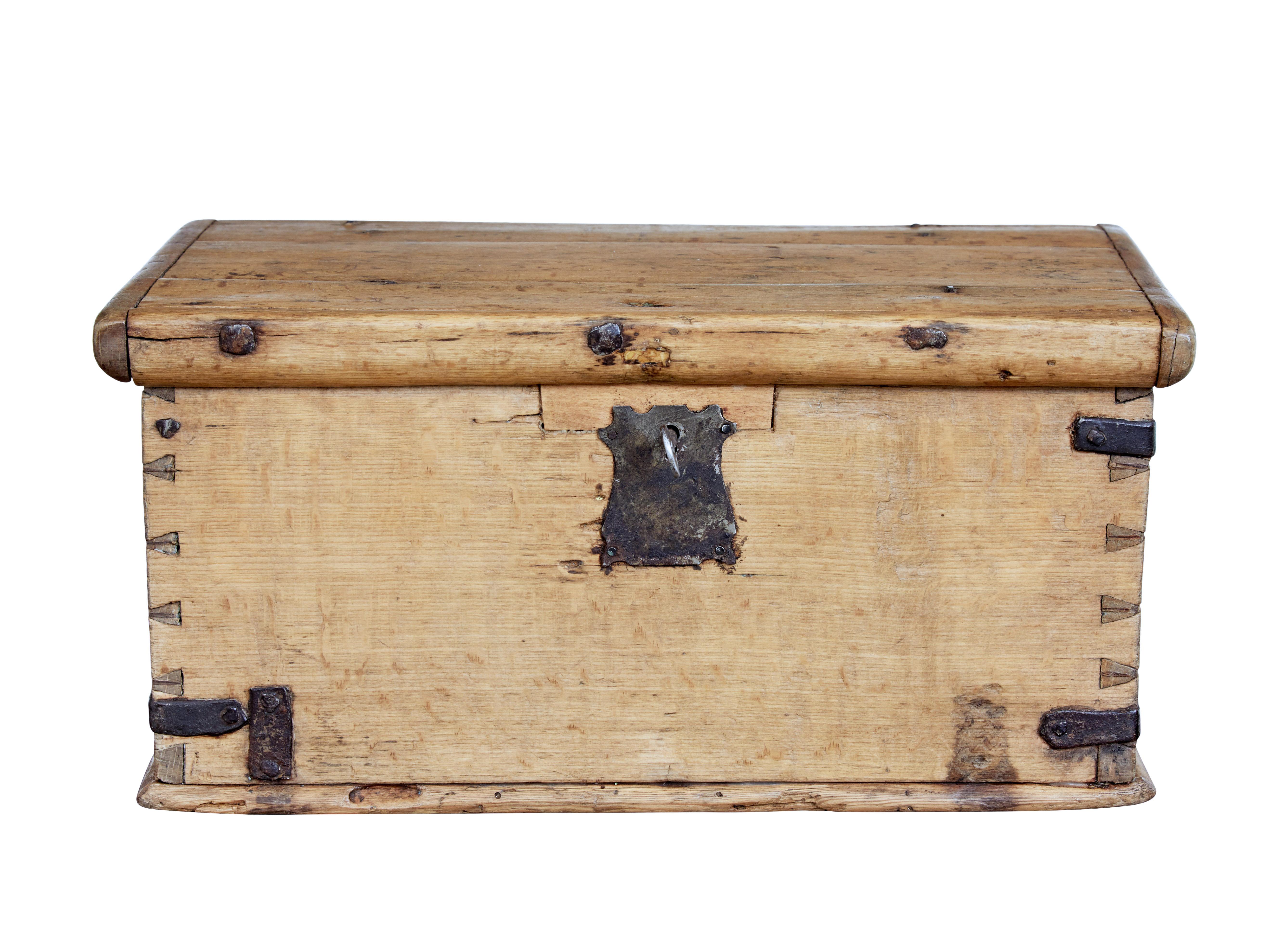 Mid-19th century Swedish oak and pine decorative box, circa 1860.

Good quality Scandinavian strong box made from oak and pine, complete with original strap work, hinges and working lock and key.

Single compartment to the interior.

Expected