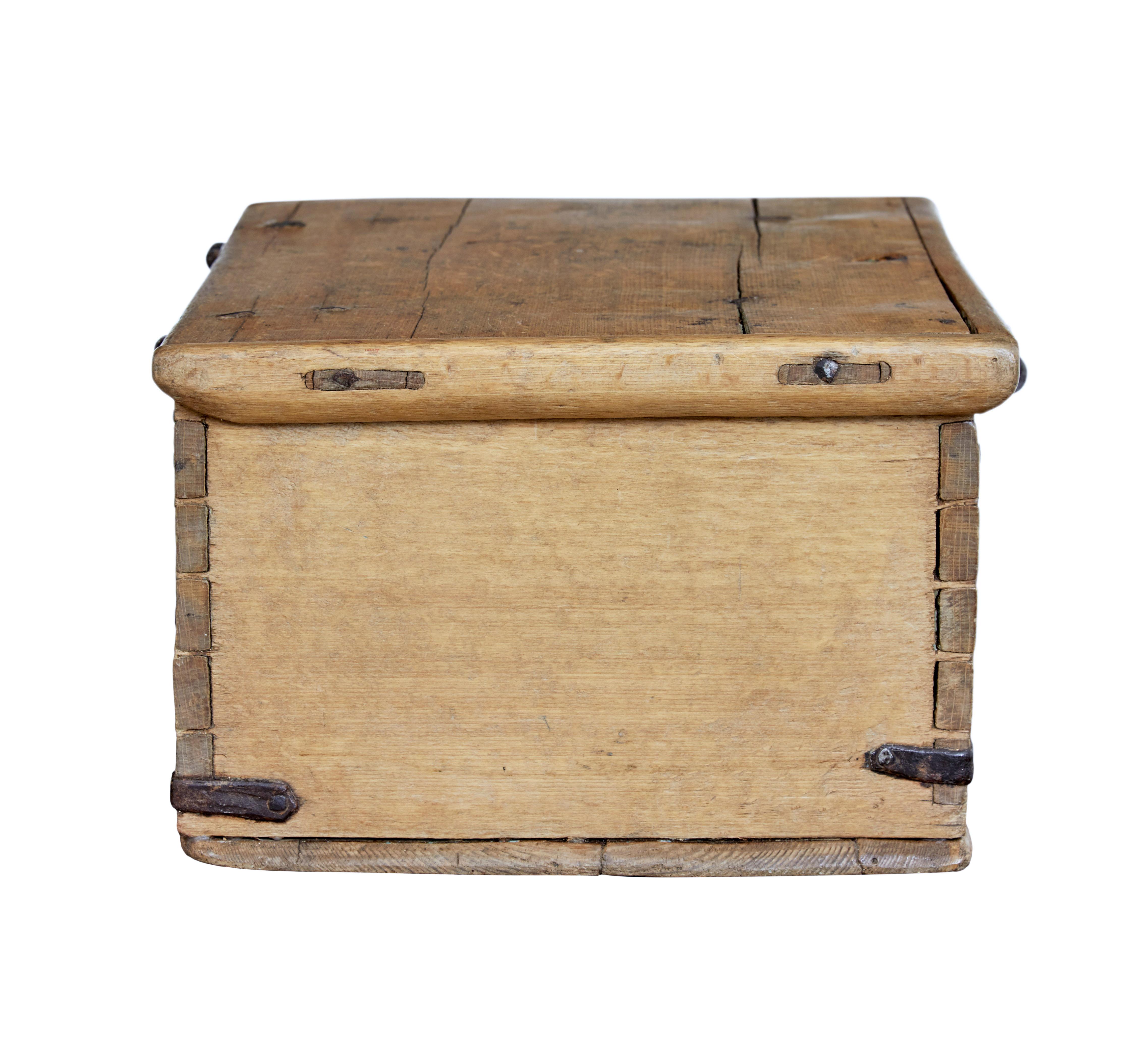 Mid-19th Century Swedish Oak and Pine Decorative Box In Good Condition In Debenham, Suffolk
