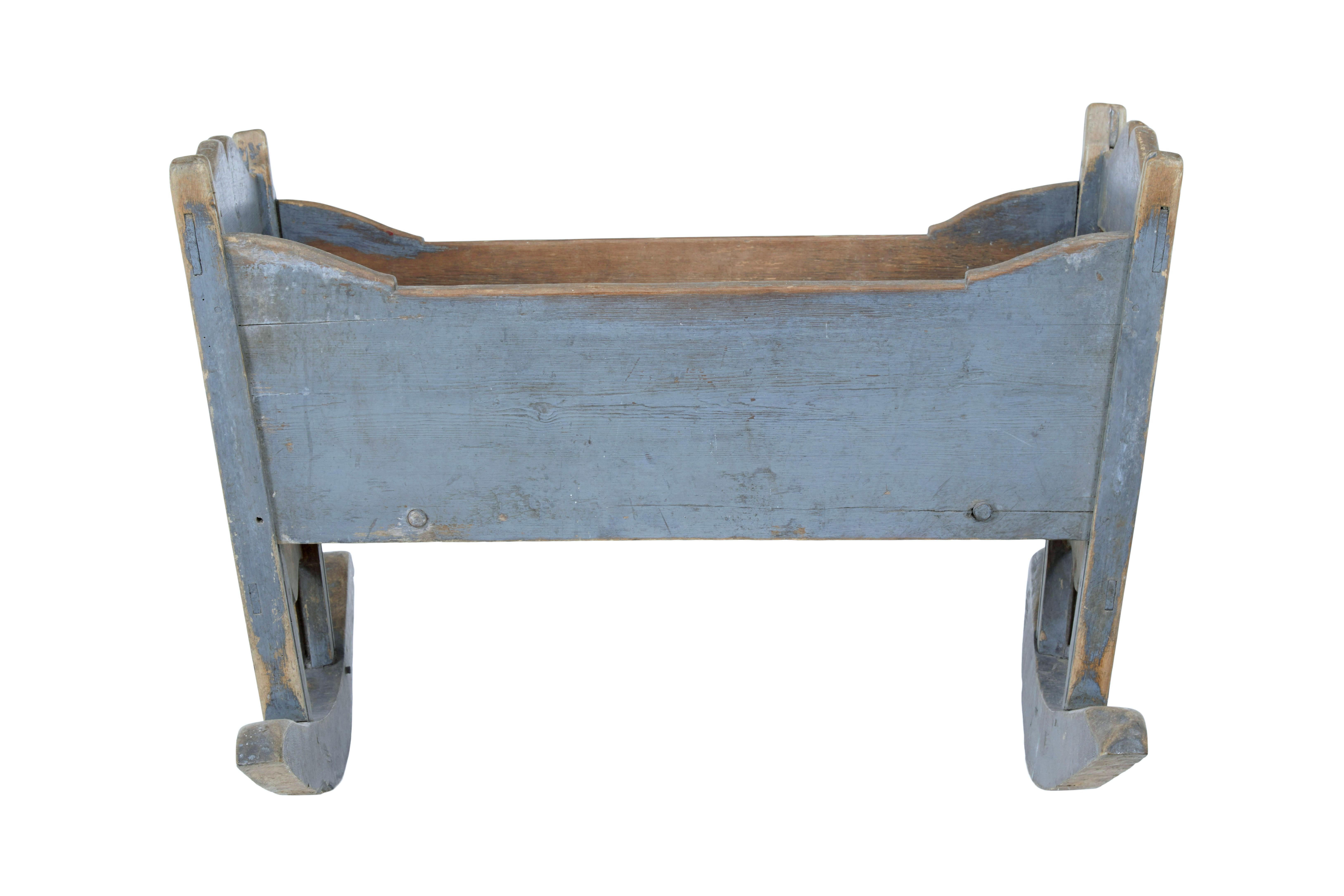 Culla a dondolo in pino dipinto della metà del XIX secolo, circa 1860.

Culla tradizionale svedese dipinta con vernice originale.  Ideale per essere utilizzato come contenitore di giocattoli o come perfetto oggetto decorativo.

Si prevedono lievi