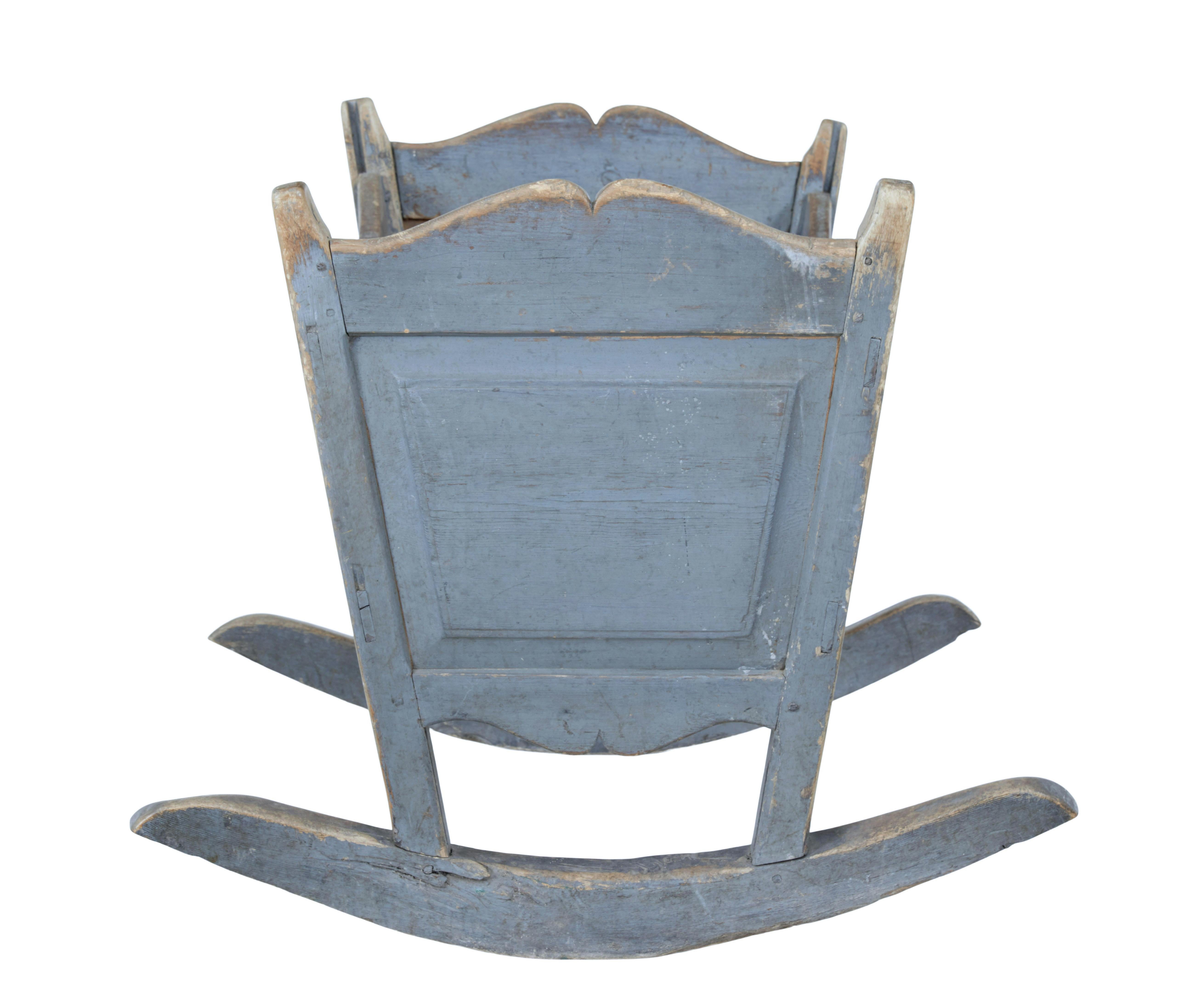 Gustaviano Culla a dondolo in pino svedese dipinta della metà del XIX secolo in vendita