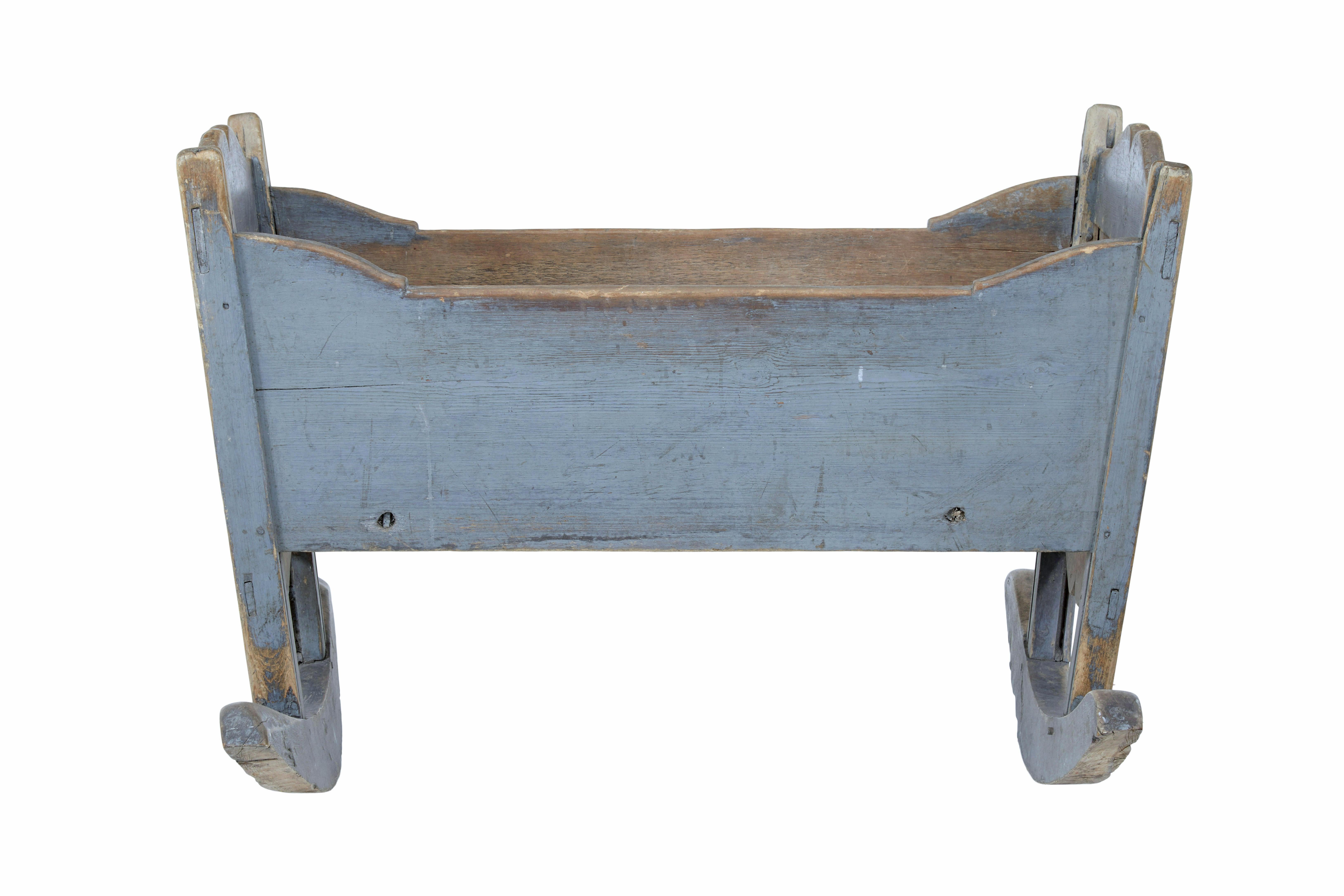 Svedese Culla a dondolo in pino svedese dipinta della metà del XIX secolo in vendita