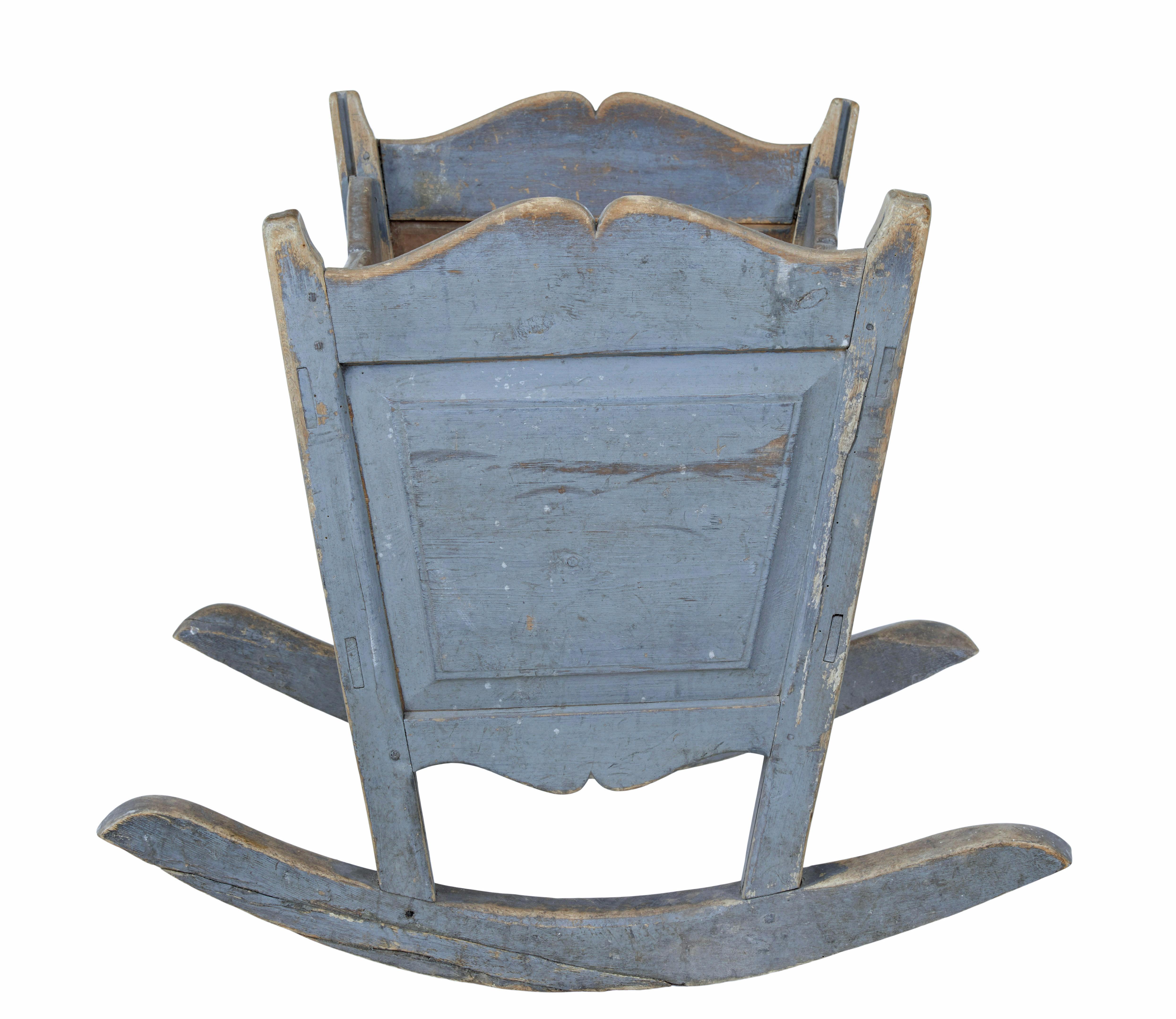 Intagliato a mano Culla a dondolo in pino svedese dipinta della metà del XIX secolo in vendita