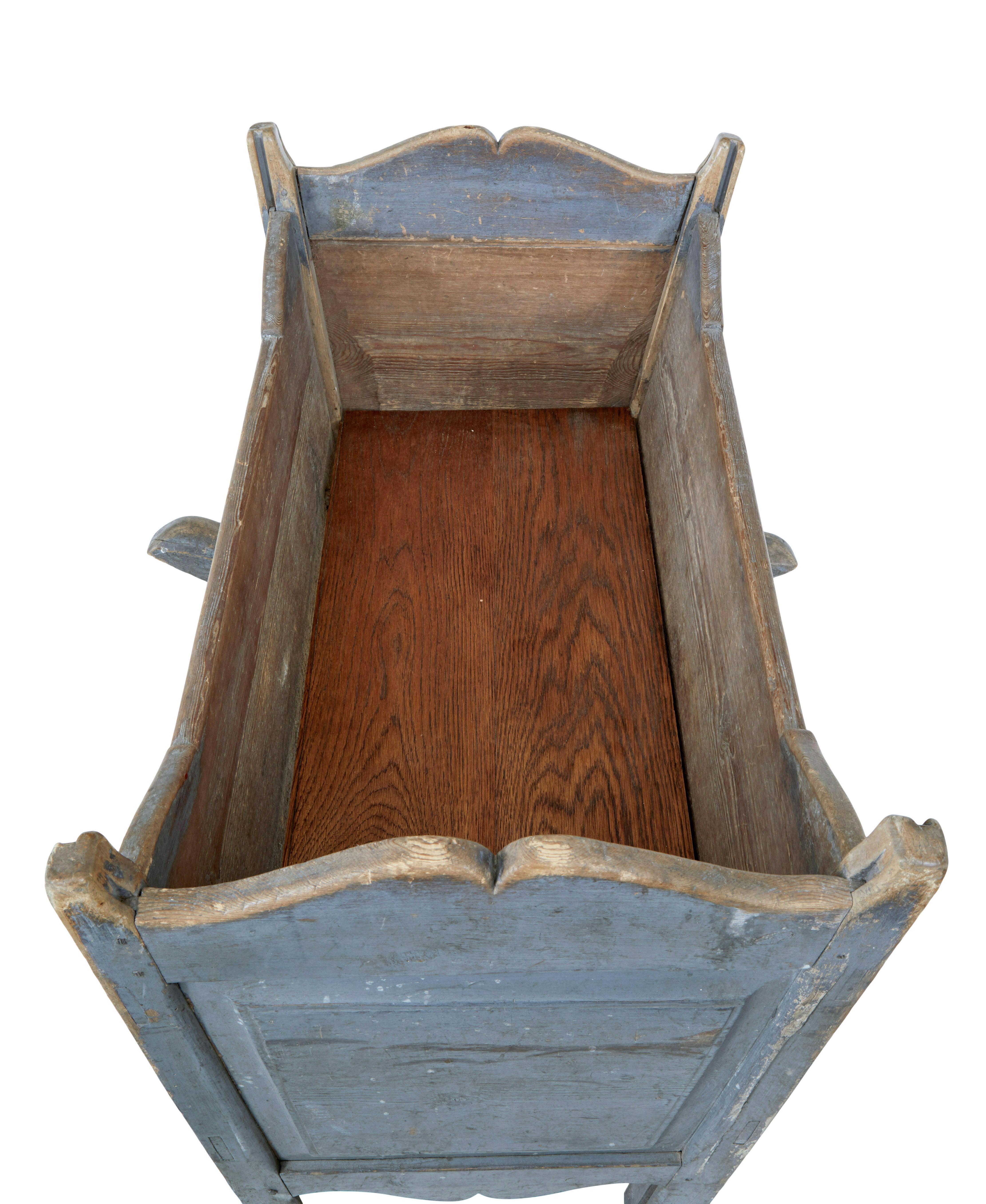 Culla a dondolo in pino svedese dipinta della metà del XIX secolo In condizioni buone in vendita a Debenham, Suffolk