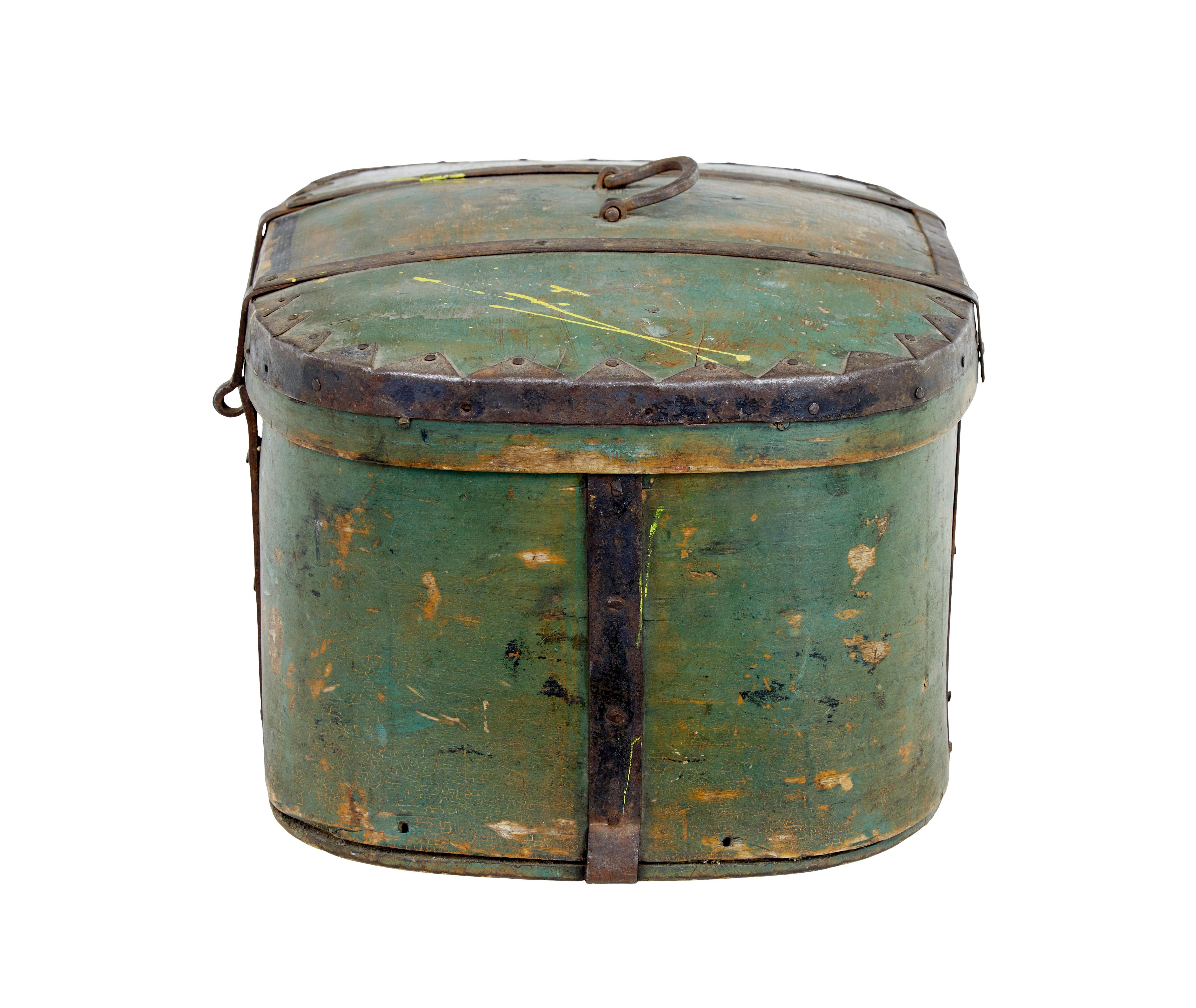 Hand-Crafted Mid 19th century Swedish painted pine shaped box For Sale
