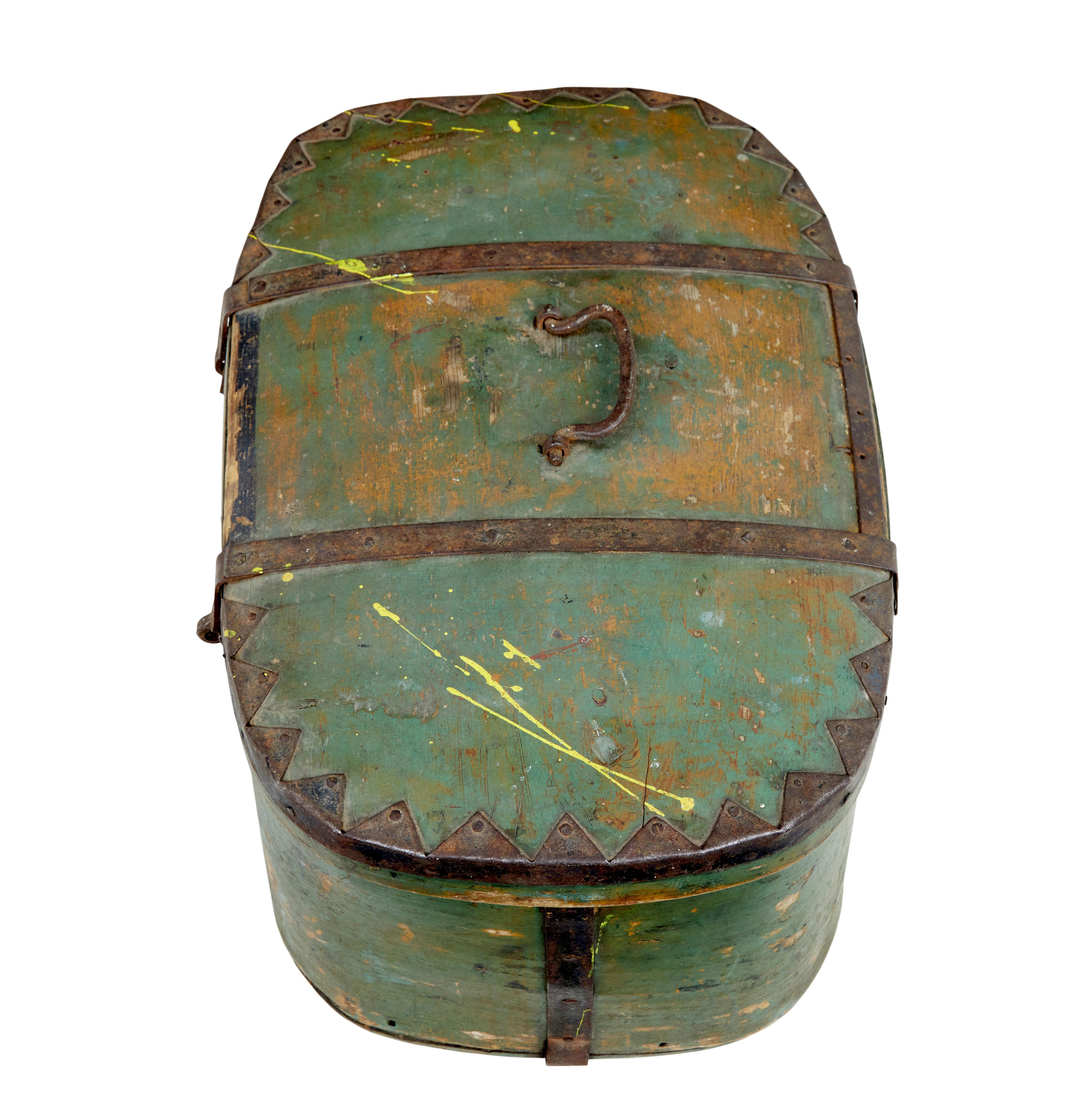 Mid 19th century Swedish painted pine shaped box In Good Condition For Sale In Debenham, Suffolk